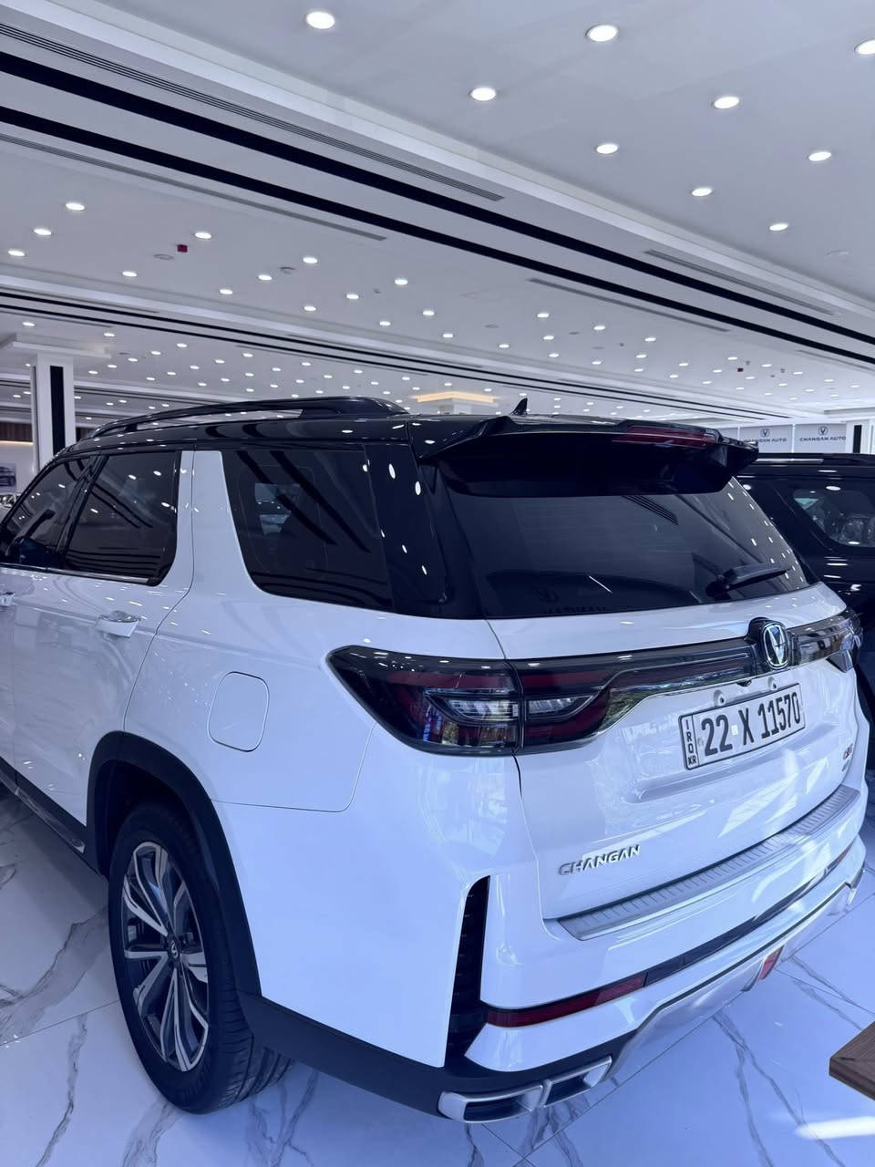 شانجان CS95
2026

تصميم حديث وجريء مع شبك أمامي كبير كروم

 • مصابيح LED أمامية وخلفية

 • جنوط20 إنج

 • فتحة سقف بانوراما 

 • باب خلفي كهربائي

⸻

⚙️ المحرك والأداء

 • محرك: 2.0 لتر تيربو (4 سلندر)

 • القوة: 233 حصان

 • العزم: 390 نيوتن متر  ￼

 • القير: أوتوماتيك 8 سرعات

 • الدفع: أمامي رباعي (4WD)

 • التسارع 0–100: حوالي 9  ثواني ￼

⸻

📏 الأبعاد والحجم

 • الطول: 4949 مم

 • العرض: 1930–1940 مم

 • الارتفاع: حوالي 1790–1805 مم

 • قاعدة العجلات: 2810 مم  ￼

 • عدد الركاب: 7 ركاب

⸻

🛋️ الداخلية والتقنيات

مقاعد جلد فخمة (تبريد)

 • شاشة وسطية 12 إنج

 • عداد رقمي 10.25 إنج

 • Apple CarPlay + Android Auto

 • شاحن لاسلكي

 • نظام صوتي (10 سم@إشارة
 • تحكم مناخي ثلاثي المناطق

⸻

🛡️ الأمان والسلامة

 • 6 وسائد هوائية

 • مثبت سرعة متكيف (ACC)

 • نظام الحفاظ على المسار (LKAS)

 • تحذير مغادرة المسار

 • فرملة طوارئ أوتوماتيكية

 • مراقبة النقطة العمياء

 • كاميرا 360 درجة  ￼

⸻

⛽ استهلاك الوقود

 • تقريباً: 10 – 13 كم/لتر

 • سعة الخزان: 74 لتر  ￼

⸻

🔥 مميزاتها

 • سيارة عائلية كبيرة ومريحة

 • سعرها مقابل المواصفات قوي

 • تجهيزات حديثة وتقنيات متطورة

تتوفر بنضام النقد والقسط 

للأستفسار اكثر زياره موقعنا الكائن

بغداد سريع الدوره. مجاور محطه وقود شواطى دجله 

***********

***********

عبدالرحمن
