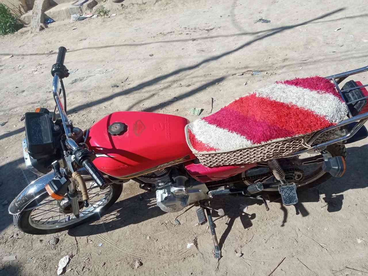 السلام عليكم دراجه سيڤان (كلك)  محرك ٢٠٢١ نضيف اشاير شغالات تاير خلفي جديد سلف تشتغل عوزهه باتري يعني يرادلهه ترتيبات سعرهه ٣٥٠ وبيهه مجال قليل /(***********)
