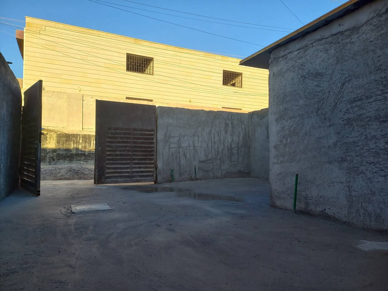 دار للبيع المساحة ١٠٠ متر طابو ملك صرف في النصر والسلام في أبو غريب منطقة ال٤٠٠٠ مقابل مدرسة الصفا الإبتدائية للتواصل ***********
