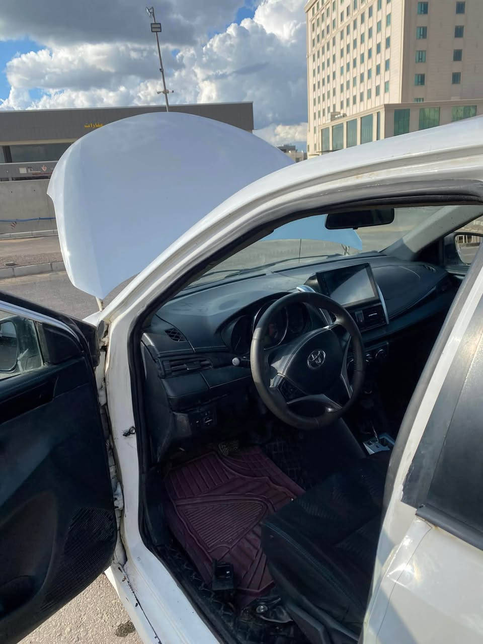 تۆیۆتا يارس مۆدیل ٢٠١٤ سێ پارچەی هەیە لەگەڵ سەقفى ليدراوى هەیە جوار تایەی نوێی له سەرە گێڕ و مەکینە به ناو كردن به شەرت سەنەوی نوێیە سەيارەیەكى بێ عەيبه پێش و پشت کەپسە *********** أربيل, العراق
