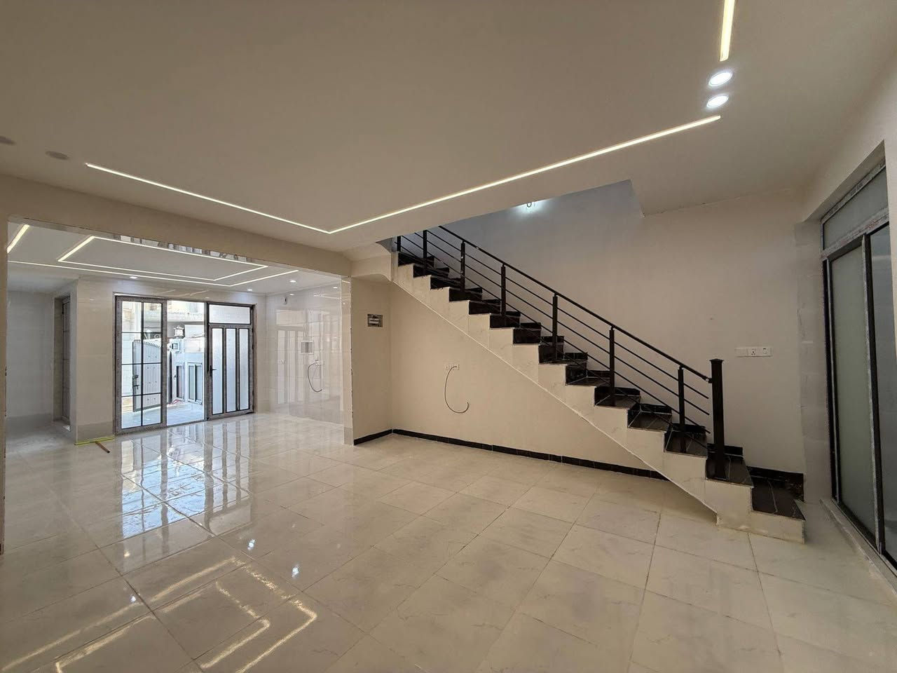 منزل للبيع 
في منطقة باداوة المساحة 113متر
يتكون من مطبخ حار +وبارد+ صالة+
غرف نوم 3 + مجموعة الصحيات 
السعر 6دفاتر و80 ورقة وبي مجال
الاستفسار اكثر للتواصل
***********☎
***********☎
