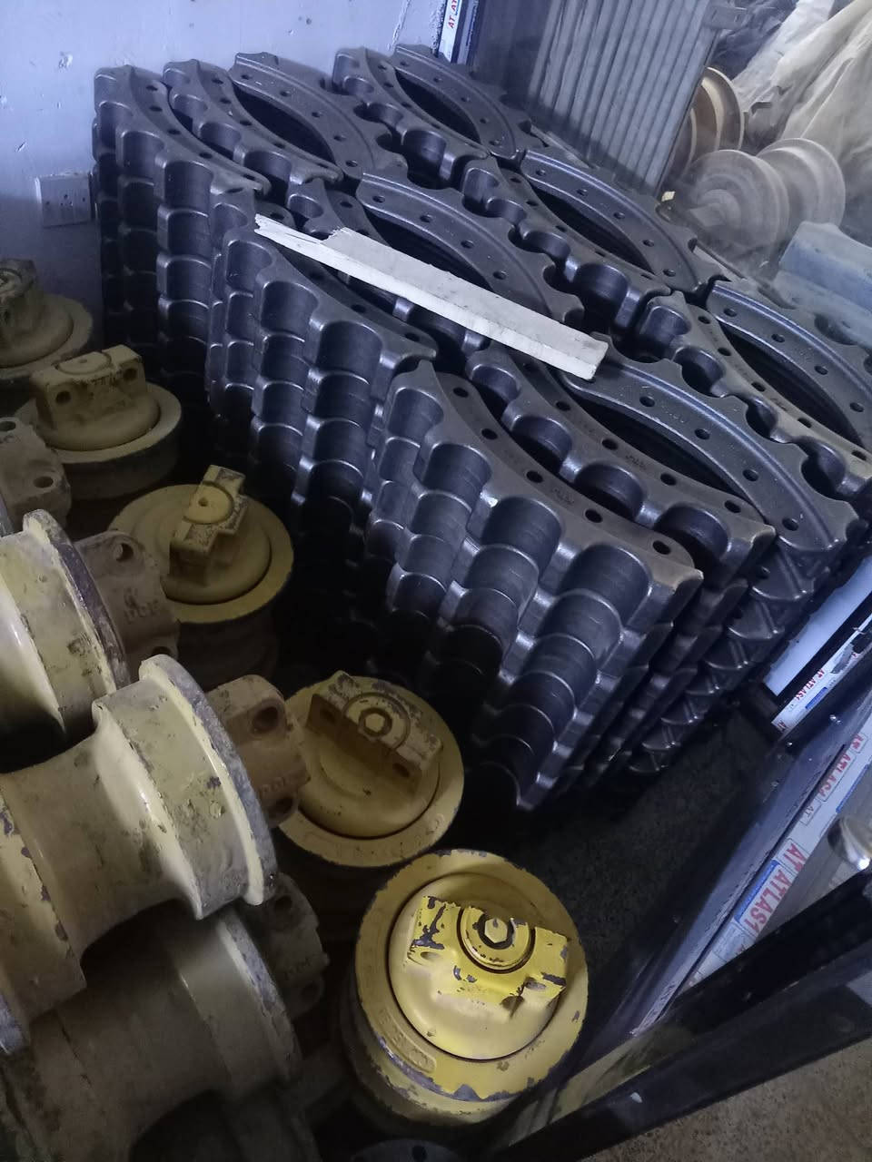 محل جاسم ابو رولات في بغداد الكراده شارع 52 الاستفسار اتصال على الأرقام تاليه *********** ***********
