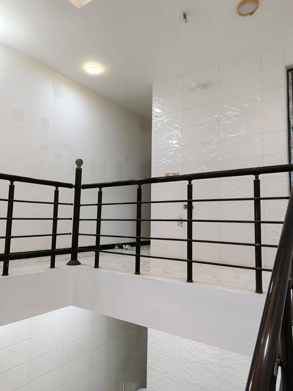 بيت للبيع مساحة 100متر مدخلين الشعب حي عدن خلف جامع الجهاد شارع ٢٠رصيف ٦متر ٣نوم وصاله ومطبخ وخدمات لاتصال  حصريامكتب كليم الله للعقار مقابل مدرسة بلقيس تابعني على صفحه ***********
