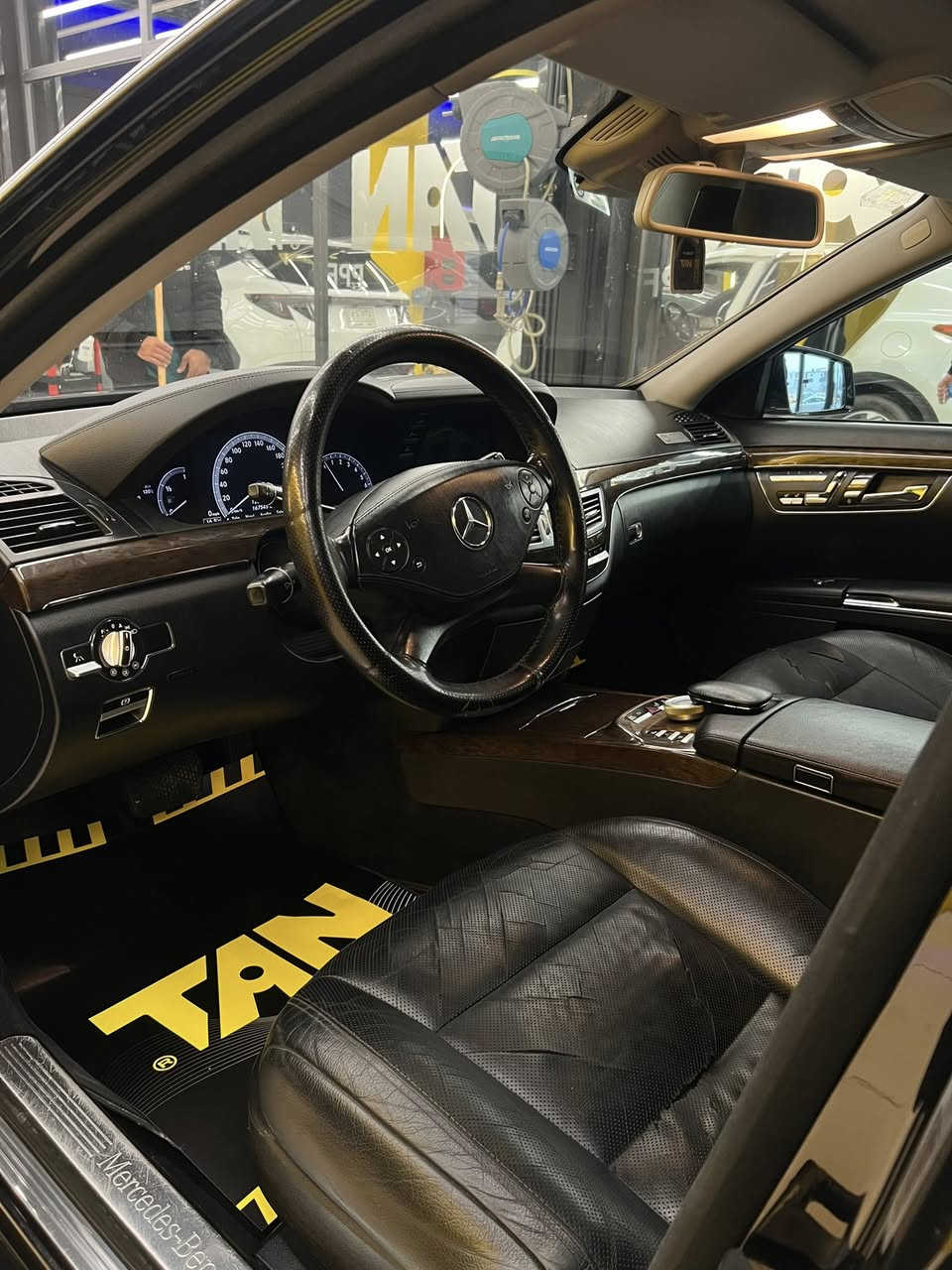 مرسيدس S350  2011
السياره وارد الماني
فول مواصفات
بردات بلاديه 
برده جامه خلفيه 
بيها صبغ دعاميه اماميه و دعاميه خلفيه
بارد بالباب الخلف السايق و تكحيل كارت على الكد
ماشيه 167,830 كيلو 

مكان السياره بغداد ساحة الواثق
***********
