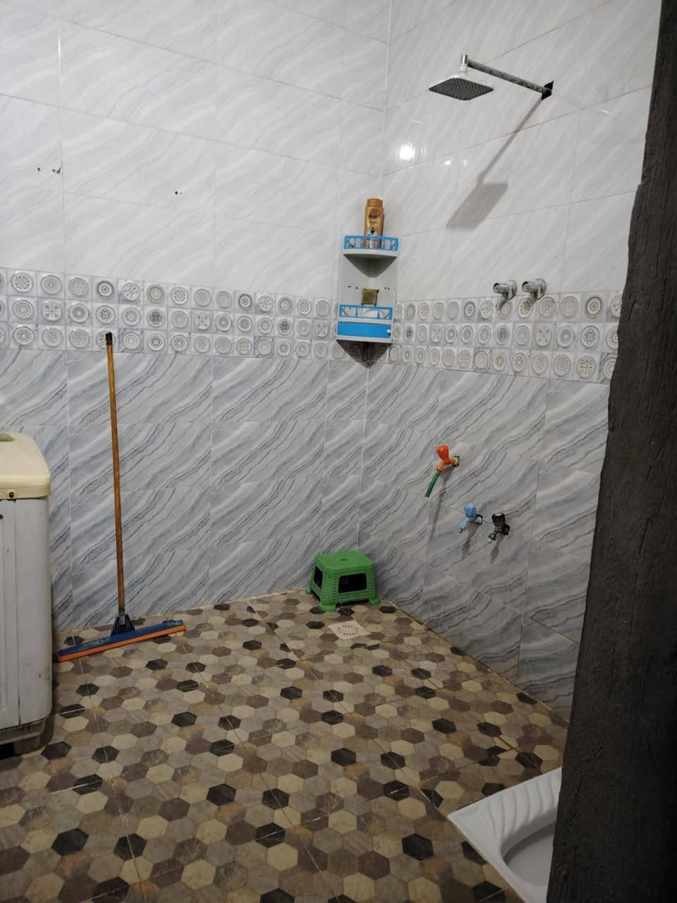 اسلام عليكم بيت لبيع 200 متر ام عرده قرب اسواق بغداد الاستفسار على رقم ***********
