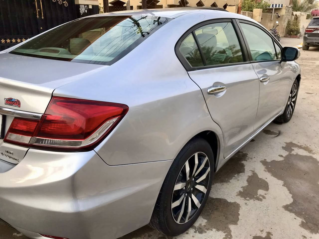 السلام عليكم اخوان للبيع هوندا سيفيك 2013 خليجي فول مواصفات عدا البصمة كير ومحرك مكفولات على وضع الشركة ماشية 168 كيلو متر
بيه صبغ قطعتين ونص بدون دواخل شرط بدون اي نقص السيارة رقم اربيل باسمي لحد 2030 
مكان السيارة/ الدجيل
السعر /97$ وبيه ومجال ان شاءالله 
الاتصال/***********
