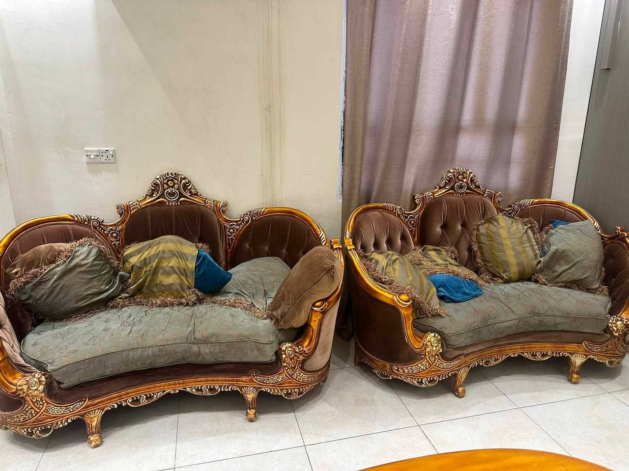 🏡 للبيع طقم دمياطي مصري فاخر

يتكون من:

* 3 قنفات 
*2 كرسيين

✅ خشب دمياطي مصري أصلي.
✅ تصميم كلاسيكي فاخر ومتين.
✅ يحتاج تغيير دوشمة فقط.

💰 السعر: 900,000 دينار عراقي
📌 السعر قابل للتفاوض بالمعقول.

للجادين فقط، التواصل على الخاص
***********
