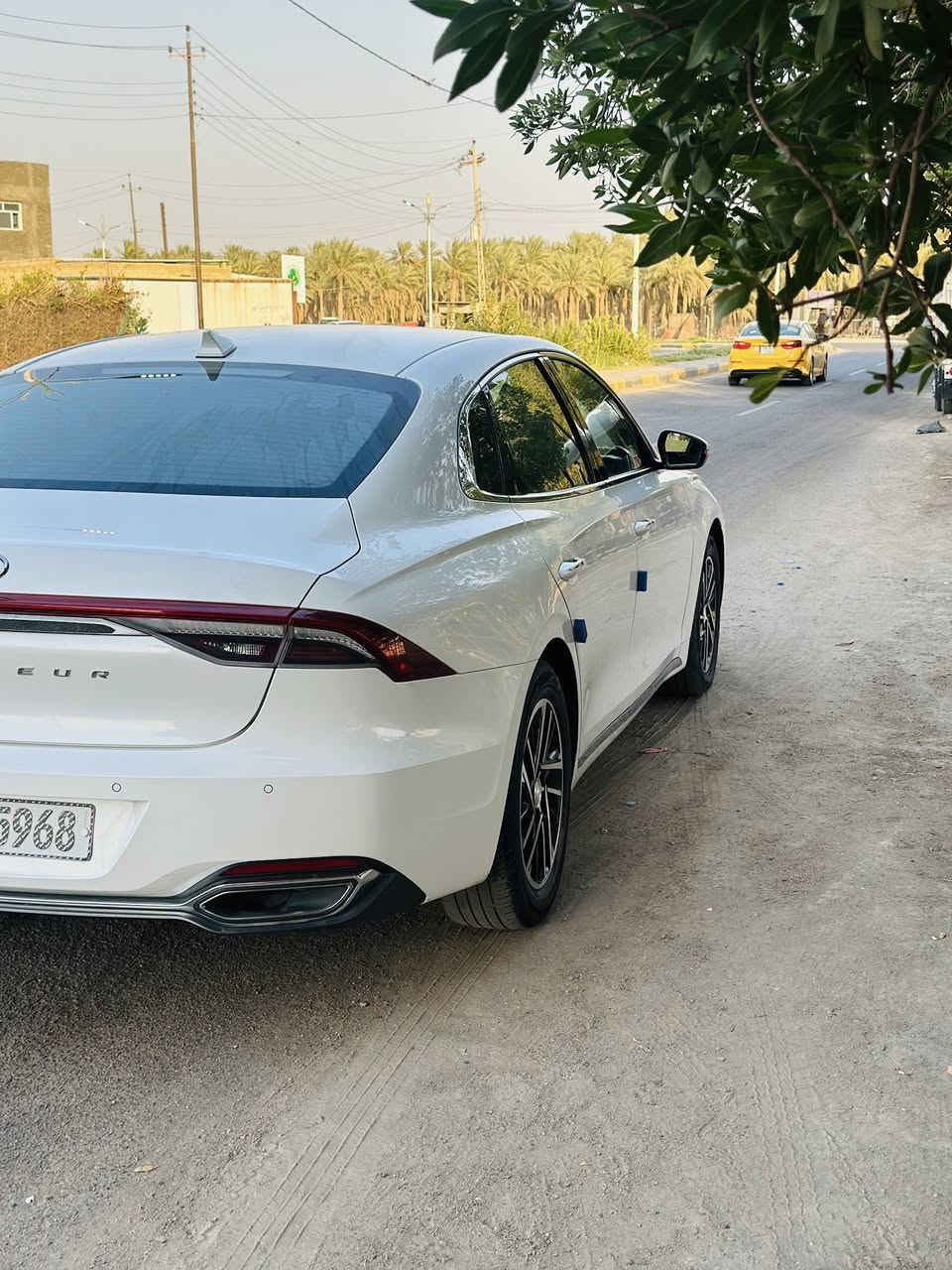 من رخصه الادمن 
السلام عليكم 
هونداي ازيرا للبيع 
مديل 2021
كفاله عامه من كلشي 
فول مواصفات عده الفتحه
سياره تخبل ونضيفه وبل عافيه عل ياخذه 
السعر 220 وبيه مجال للطيبين
مكان السياره السماوه قضاء الخضر
التواصل واتساب او الاتصال على الهاتف ***********
