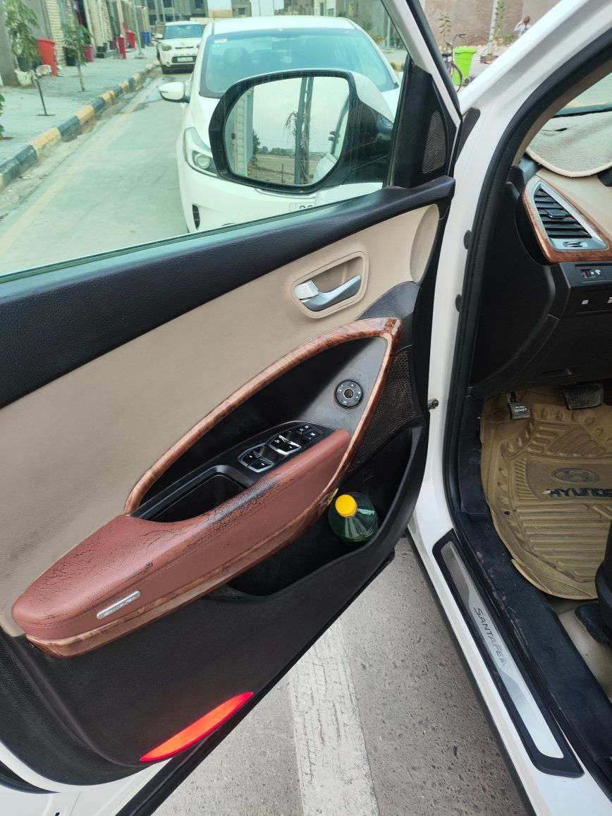 السلام عليكم 
سنتافي موديل 2015 ماشية 127 الف حقيقي سيارة سويج مو بصمه البقيه فول بانوراما 7 راكب 3 قطع تبريد كشنات جلد بيجي ترحيب بيانو كفاله عامه من الصبغ والتبديل وكير ومكينه بيه دحجه زغيره وزلغ موجودات بالصور مكينه 3300 السنويه انتهت قبل 4 ايام يعني كبل مداور باسمك السيارة باسمي السعر 184 وبيه مجال قليل مكان السيارة كوت مركز المدينة
***********
