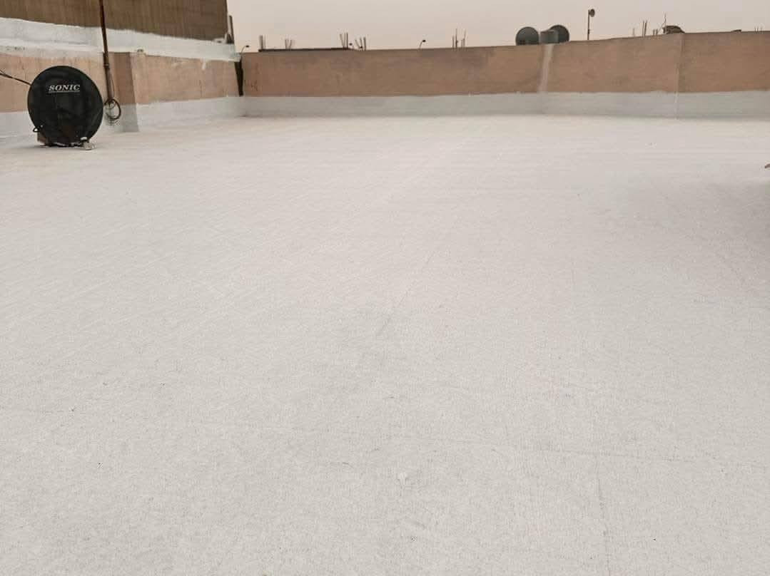 مادة الايبوكسي العازله للاسطح 
عازلة للرطوبة 100%
عازلة للحرارة 80%

ملاحظة: تتكون المادة من طبقة الاساس  +الالياف العازلة للحرارة 

يتكون العمل من تنظيف وجلي السطح وتصفيره من الشوائب الاسمنتية الزائدة + تصليح الاطراف بالمادة الاسمنتية وتنعيمها +تصليح الاماكن التي يتجمع بها الماء +غسل السطح  من الاتربة غسل جيد +طلاء طبقات المادة العازلة مع الالياف 
سعر المتر المربع كرسته وعمل(12الف)  
للاستفسار يرجى الاتصال على الرقم ***********
