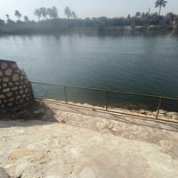 محجر البيع قطعتين وباب متر ارتفاع المحجر متر وطول  ١٦طول القطعه الوحده...