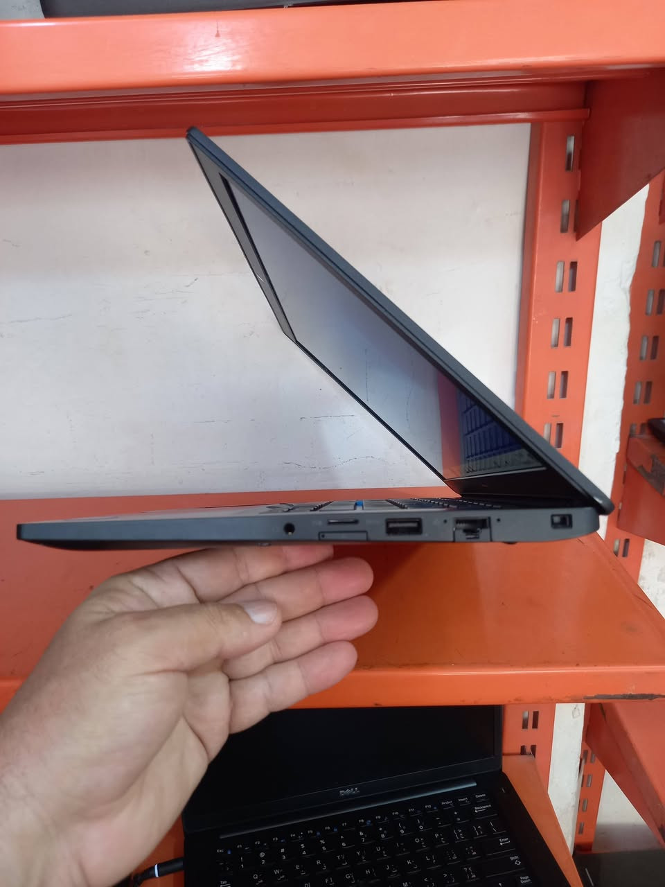 لابتوب دل dell 7480
المعالج كور اي 7 الجيل 6
الهارد    256    ssd 
الرام 8.     ddr4 
كارت الشاشة  4  شير 
حجم الشاشة  14 
الشاحنة اصلية 
يحتوي على منفذ تايب سي للشحن او نقل البيانات
نظام التشغيل ويندوز 10 عربي انكليزي 
الملحقات شاحنة وجنطة 
السعر  210
***********
***********
يوجد توصيل

متوفر 
تتوفر مجموعة لابتوبات بأسعار مناسبة ومواصفات مختلفة
