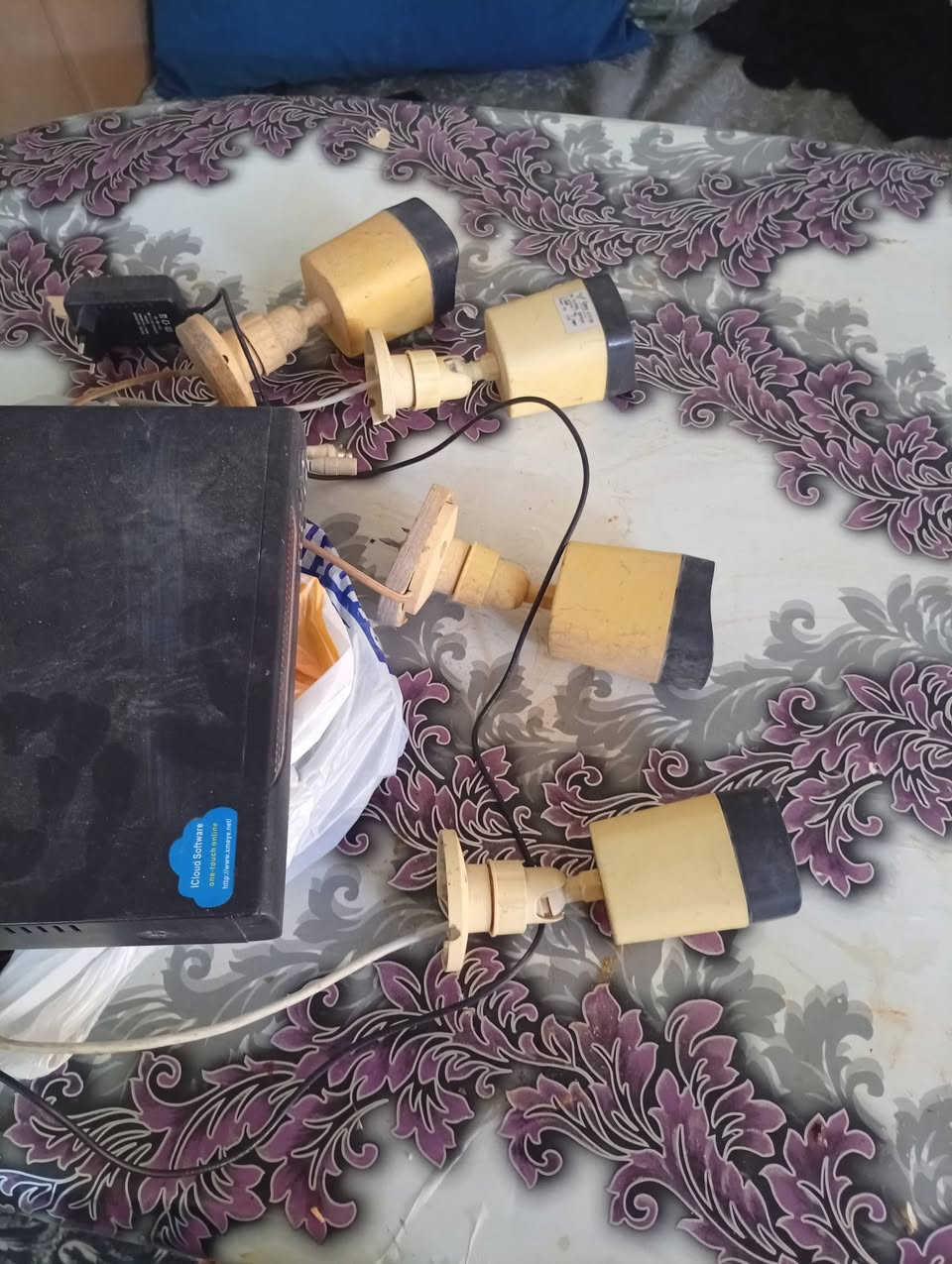 سلام عليكم كامرات للبيع اربعه هن والمنظومه كاملات شرط الشغل ***********

