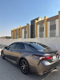 تيوتا كامري 2023  مرقمه سليمانيه جاهز  185 سعر  ( SE )الفئة   اللون مم...