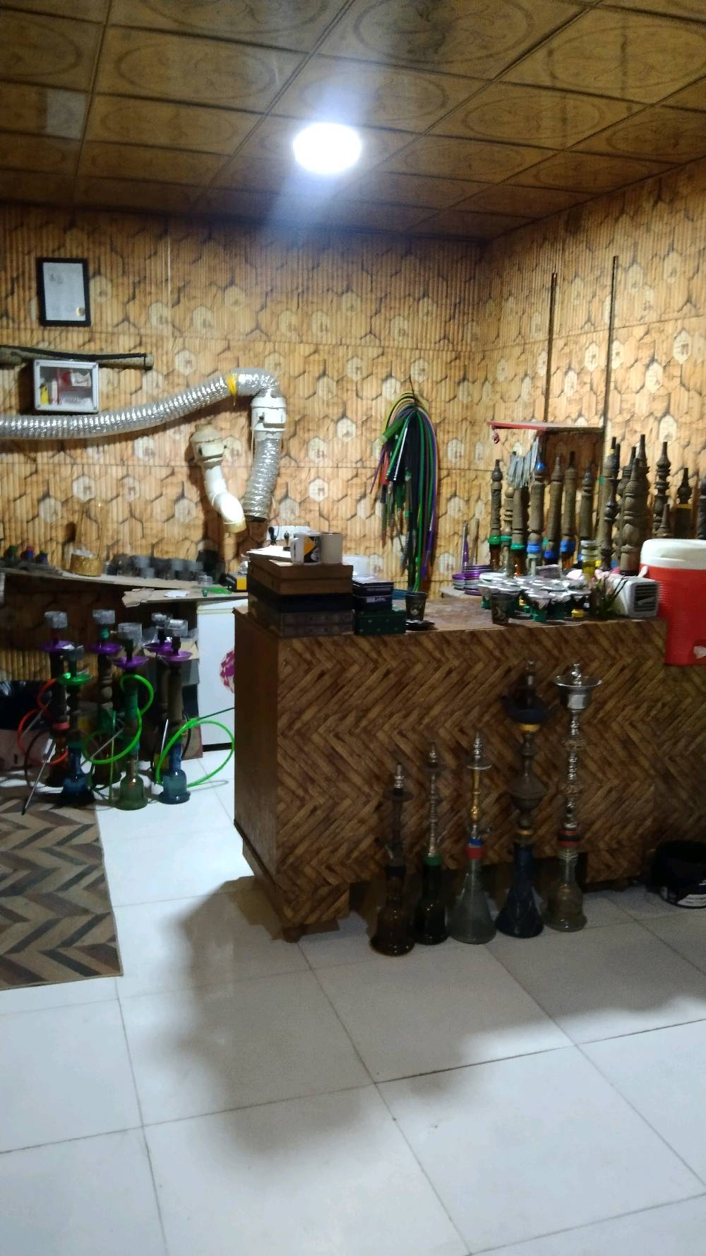 كوفي شوب للبيع البصره –القبله سوق المصطر كوفي شوب شغّال وجاهز بالكامل سبب البيع: عدم التفرغ المحتويات: سبلت كنتوري 3 طن عدد (2) سبلت 1 طن + سبلت 2 طن شاشات قياس 60 عدد (3) شاشة 42 عدد (2) + شاشة 32 عدد (1) ثلاجة + مجمّدة ماكينة صنع ثلج للعصائر نراكيل عدد (40) نظام كاميرات مراقبة نظام صوت عدد (2) منظومة إنترنت مشفّرة قنفات عدد (5) حالة متوسطة بايراد عدد (2) ميزات دومنه مع كراسي عدد (6) مطبخ متكامل (خلاط + غلاية) مطبخ خاص للنراكيل مولد 32 أمبير بنكات عمودية عدد (6) بلي فور عدد ١ وبعد نواعم الاجار 750 للاستفسار