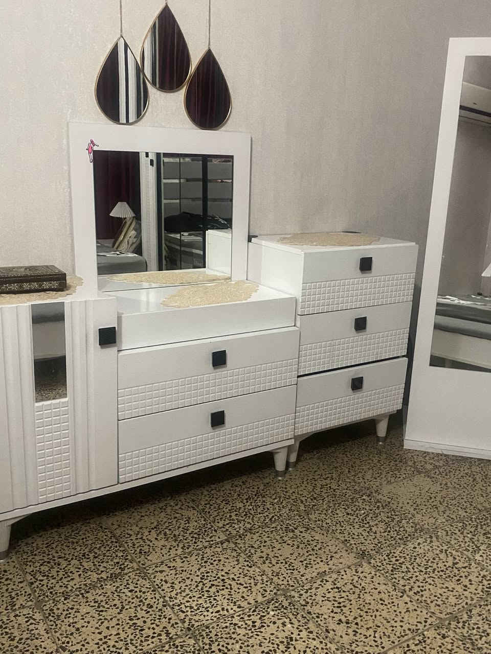 مرحبا من رخصتكم 
هذه غرفه للبيع تركي درجه اولى تحتوي ع 8 قطع كنتور سرير  ميزين صغيرات 
وميز تواليت مع ميز مجرات 
ومرابا كبيره وقنفه مع الدوشك 1250 بدون دوشك مليون الي يحب يدهل خاص 
علما مستخدمه كم شهر جديده وتظيفه


**إذا كنت صاحب هذا الإعلان وتريد حذفه لأي سبب، رجاءا أرسل رسالة إلى الدعم الفني**