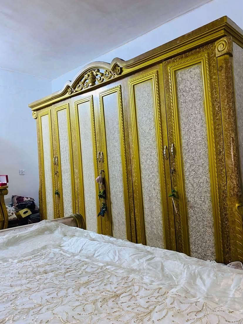 السلام عليكم غرفه نوم تركيه  5قطع للبيع نضيفه وضخمه خشبها كلش نضيف ومابيها اي خدش الشراي يتصل ع رقم أو مراسله ع الواتساب *********** السعر 600بيها مجال
