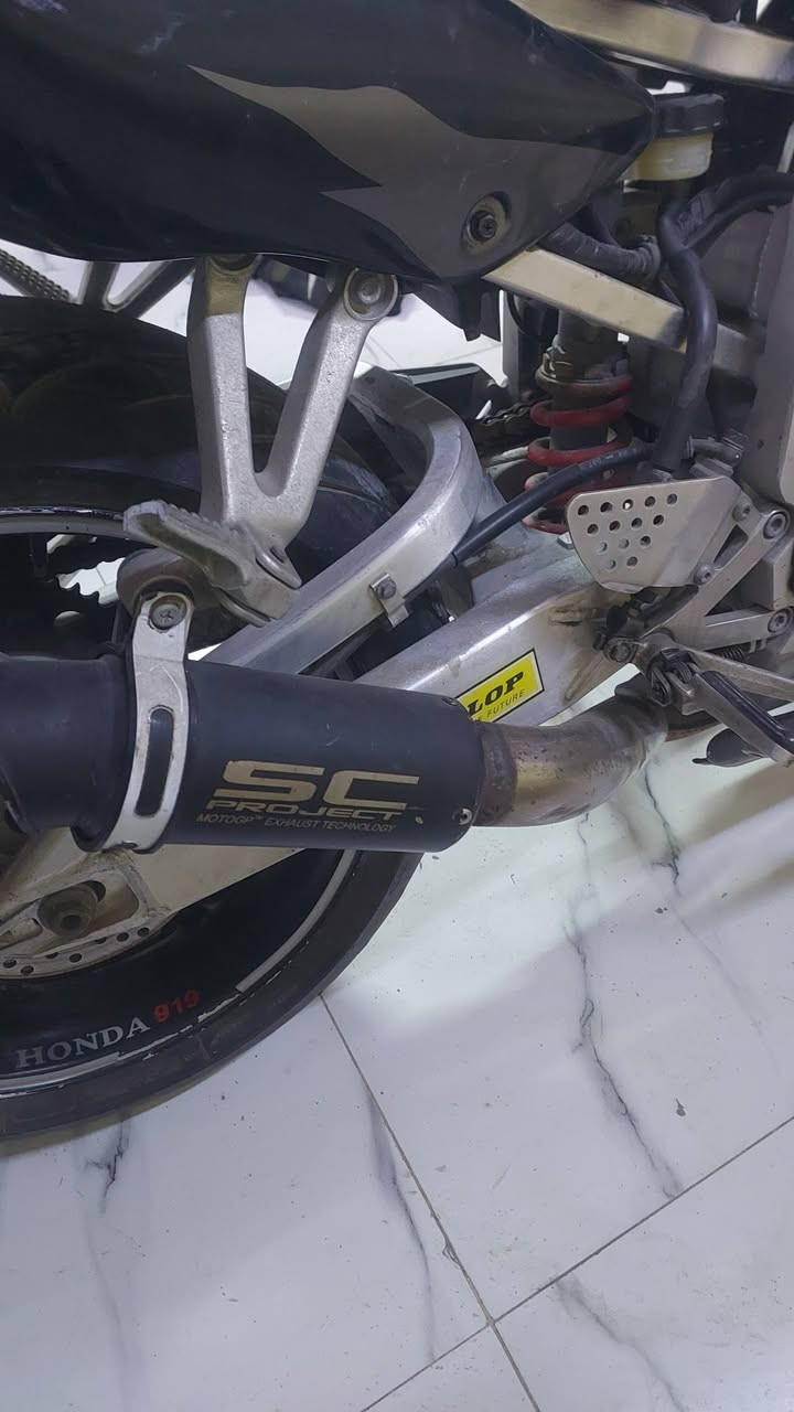 سعر مليون ونص قفل مكان بصرة هوندا919 كامله للبيع شغاله بس ابيع كوم حديد عوزها كاك بانزين وباتري بيها بس يرادله تبديل بس واللايت الكدام موجود بس نقصه جامه اماميه دراجه شغاله نكره سلف ابيع كوم حديد عنواني بصرة شارع الوفود توصيل ماعدي تجي تشوف دراجه بلباب ادوات بدون اوراق سعرها مليووون ونص قفل *********** واتساب اتصال وماسنجر موجود بكل وقت
