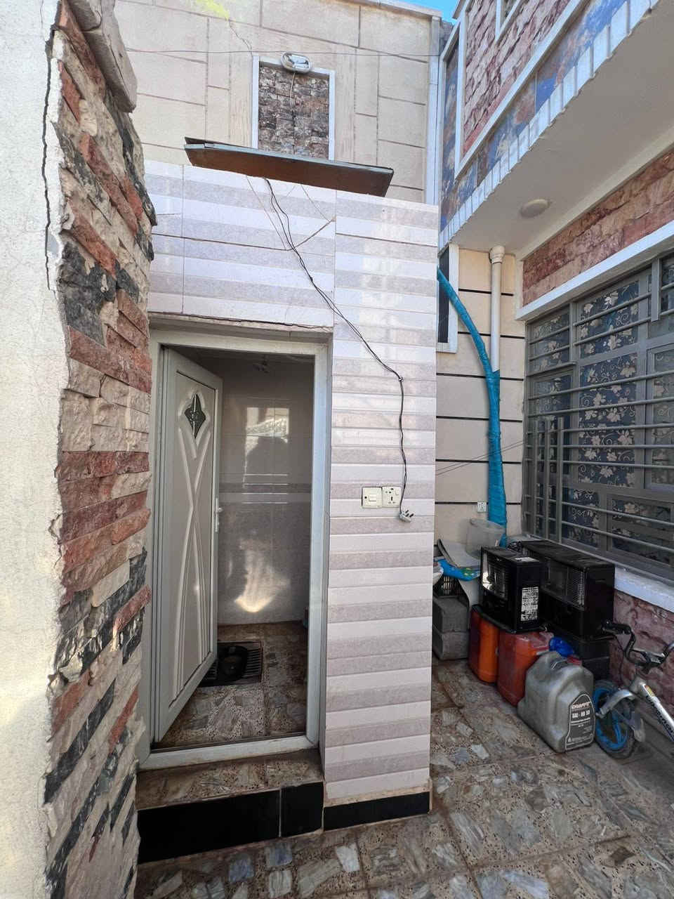 👋🏻السلام عليكم                
🏠دار للبيع المساحه 100م
زراعي سكني
البيت يحتوي على ✅
2 غرف نوم 🛌 
استقبال 
مطبخً 
حولي 
صحيات داخليه وخارجيه 
الموقع بغداد منطقة الانتصار شارع ابو عمار الشريفي 
مقابل مستشفى حماد شهاب 
للاستفسار والتواصل 
***********
