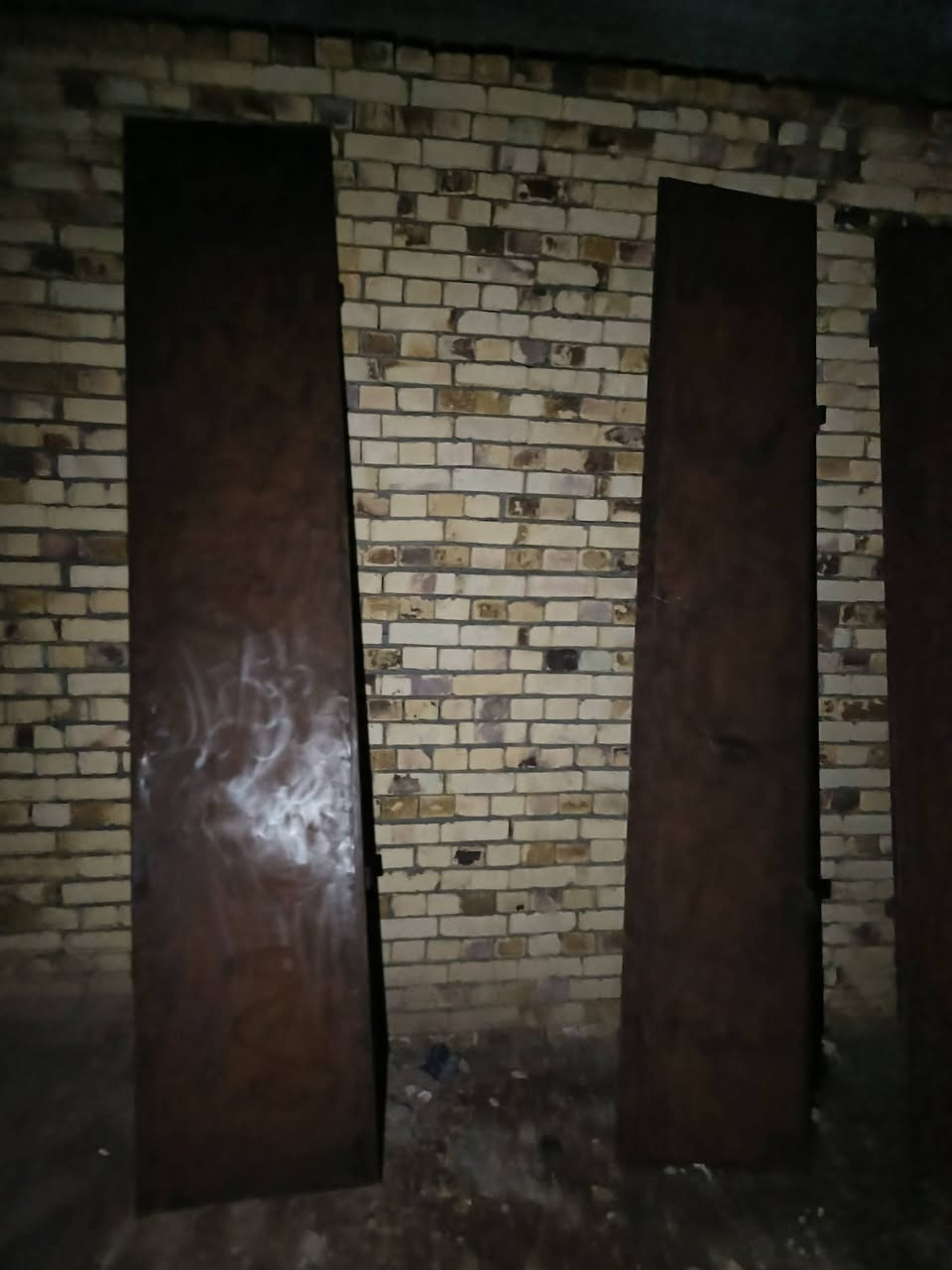 السلام عليكم متاح باب محل العرض 3م والارتفاع 3م يجي 5  قطع نظيف كلش يعني نظافتة ٩٠  الجرجوبة جنل الوسط سعرة قفل ٢٥٠ ألف صوره ما واضحه لأن ليل شراي يتصل *********** مكاني المجر
