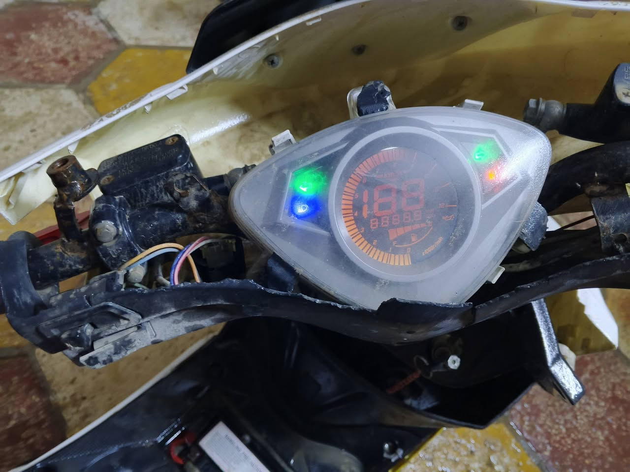 سلام عليكم
سكنس صيني صار اسبوعين من جفتتها ب70 
الدراجة ما تشتغل عوزها سلف 
بس مكينتها ومشيها كلش حلو 
سعرها 100 
*********** متواجد واتساب
