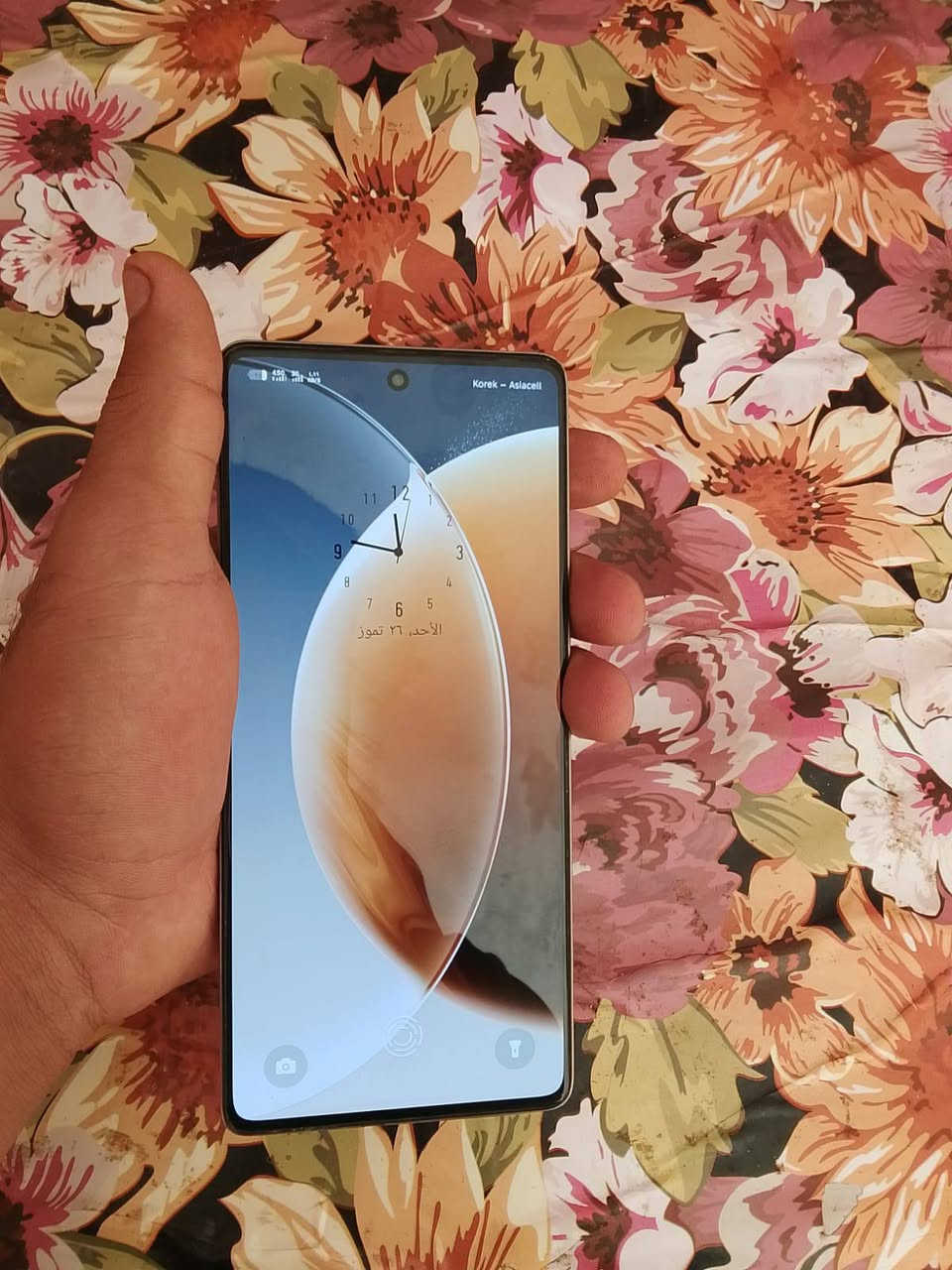 السلام عليكم 
تكنو كامون 30 4g ذاكرة 256 رام 16 جهاز حلو ونضيف بس بي هاي الطخه بالشاصي من جوة تكدر تشوفه بالصور السعر 135 وبي مجال ويرهم مراوس لو حته انطي فرق وهذا رقمي واتساب ***********
