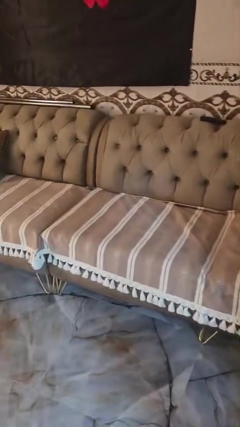 السلام عليكم للبيع ديوان ٩ مقاعد ب٣٥٠ وبيه مجال الي يريد يتصل على هذا الرقم ***********
