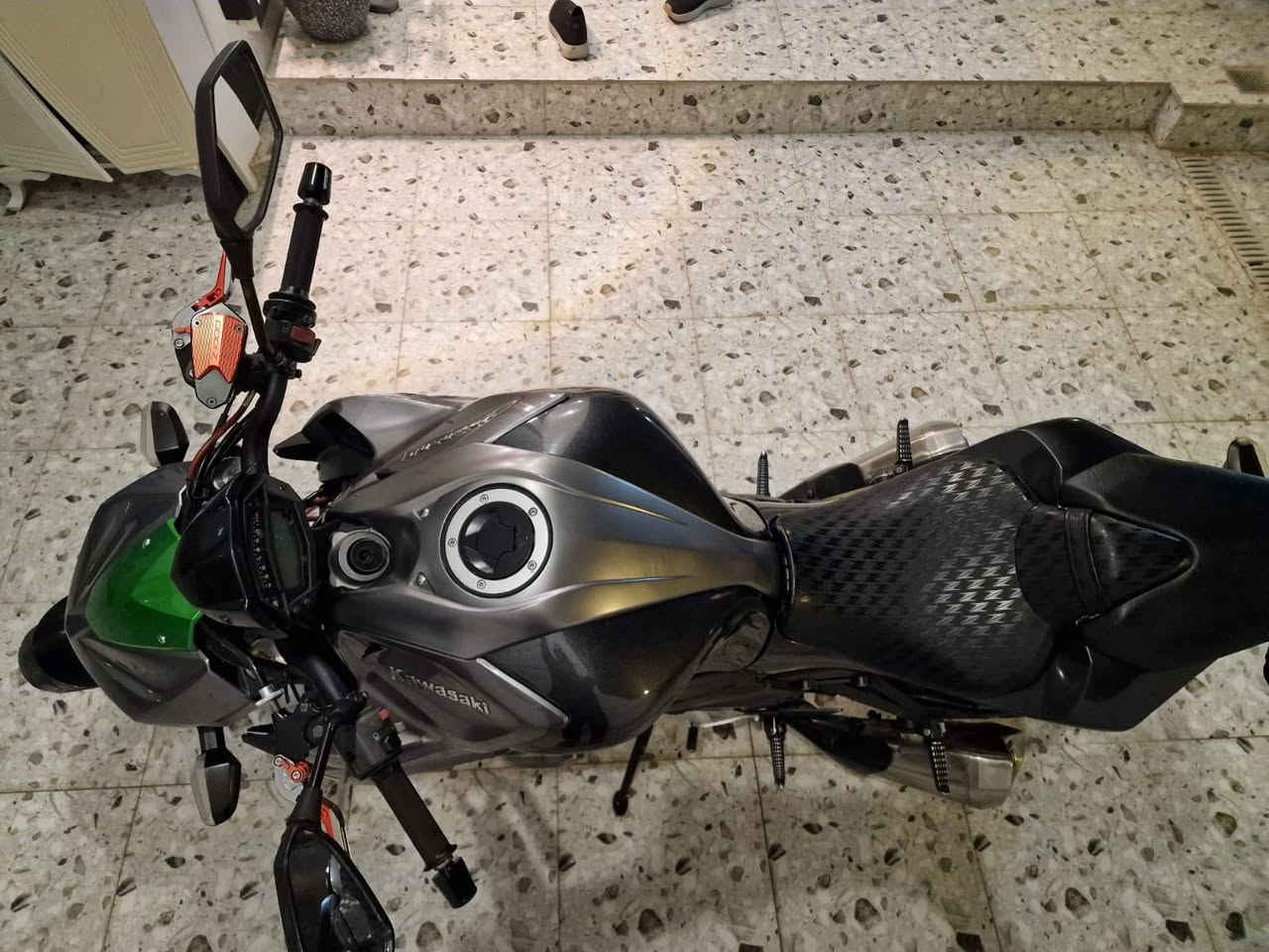 كاوسكي z1000 للبيع
مكفوله من 
المحرك 
وكير 
وكهربائيات
وعقل 
وبدون حادث 
سعر الدراجة 55$ ورقه وبيها مجال بسيط 
***********
