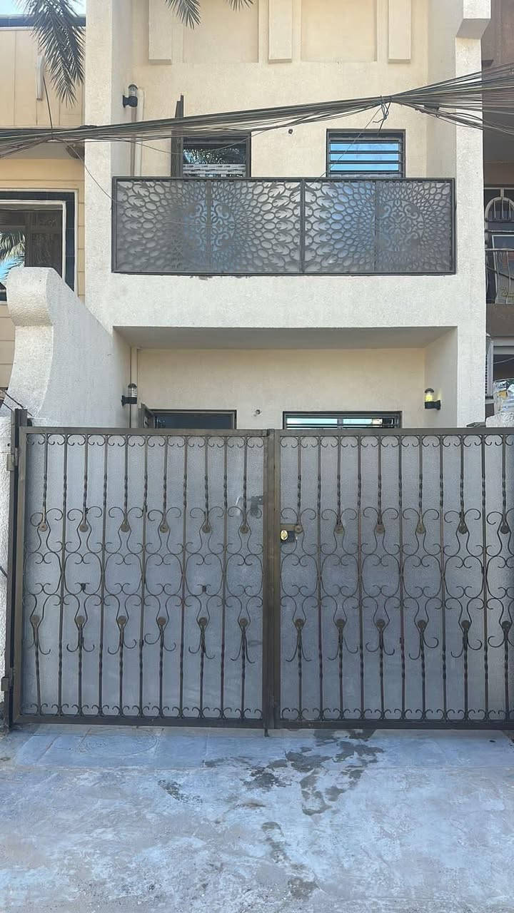 مشتمل سكن للبيع
المساحة:85م واجهة: 4،25م نزال:20م

بناء الفينات محدث بالكامل

يحتوي على كراج ومطبخ واستقبال وصالة
وغرفتين نوم وخدمات في الطابق الثاني 
وغرفة نوم سويت في الطابق الثالث

للاستفسار اكثر مراجعة مكتب الدار للوساطة العقارية او الاتصال على الرقم التالي 
***********
