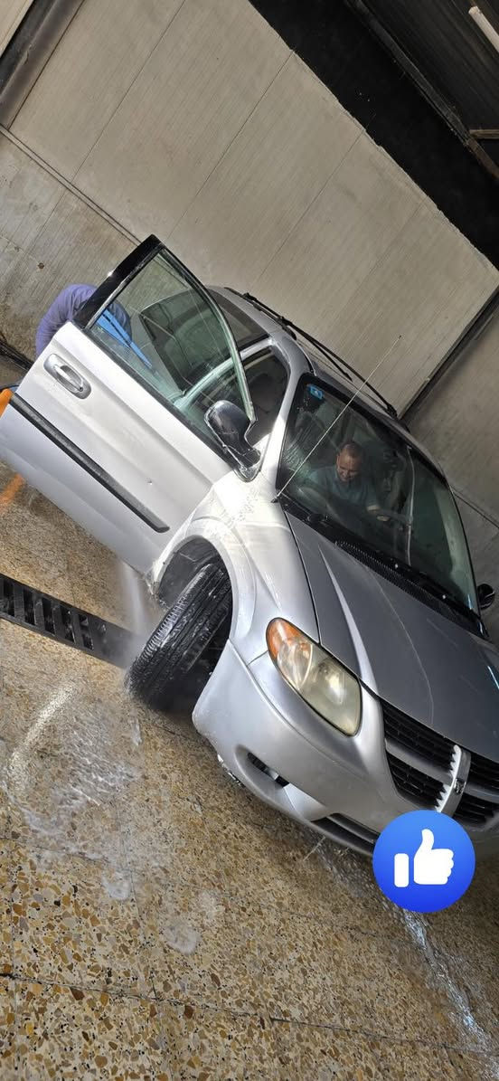 السلام عليكم
دوج كرفان 2007 
مابيها ولا قطعه صبغ بس نص دعاميه 
ماشيه 160 الف 
رقم بغداد سنويه بأسمي 
رايدها 88 ورقه 
مكانها بغداد 
رقم ***********
