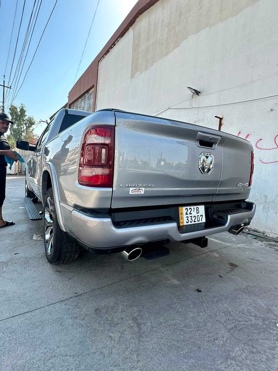 🔥 رام 1500 ليميتد 2024 (RAM 1500 Limited) – قمة الفخامة والقوة! 🔥
للبيع بيك آب رام ليميتد موديل 2024 (الجيل الخامس)، السيارة أعلى فئة بالترتيب والراحة، بحالة ممتازة وجاهزة للاستخدام!
⚙️ المواصفات الفنية والأداء:
 المحرك: V8 سعة 5.7 ليتر HEMI مع تقنية eTorque.
 القوة: 395 حصان بعزم دوران 556 نيوتن.متر.
 الكير: أوتوماتيك 8 سرعات.
 نظام الدفع: رباعي 4x4 مع نظام تعليق هوائي (هيدروليك) متكيف لتعديل الارتفاع.
✨ التصميم الخارجي:
 اللون: رمادي ميتاليك مميز (Billet Silver).
 الجنوط: ألومنيوم قياس 22 بوصة بتصميم Limited الفاخر.
 الإضاءة: مصابيح LED تفاعلية بالكامل.
 الإضافات: عتبات جانبية كهربائية تفتح وتغلق أوتوماتيكياً.
👑 المقصورة الداخلية والتكنولوجيا:
 المقاعد: جلد فاخر مع خاصية التبريد والتدفئة للمقاعد الأمامية والخلفية.
 الشاشات: شاشة عمودية عملاقة 12 بوصة + شاشة عدادات رقمية بالكامل 12 بوصة.
 النظام الصوتي: نظام فاخر من Harman Kardon (19 مكبر صوت).
 السقف: فتحة سقف بانورامية مزدوجة.
 الاتصال: دعم كامل لـ Apple CarPlay و Android Auto للاسلكي.
🛡️ الأمان والسلامة:
 كاميرات 360 درجة رؤية محيطية.
 رادار ومثبت سرعة تكيفي + كبح تلقائي عند الطوارئ.
 نظام مراقبة النقطة العمياء وتنبيه الخروج عن المسار.
💵 السعر:  اتصل واني بخدمتك
📄 الرقم: أربيل
📍 العنوان: ديالى - بعقوبة
📞 للتواصل والاستفسار (واتساب / اتصال):
***********
