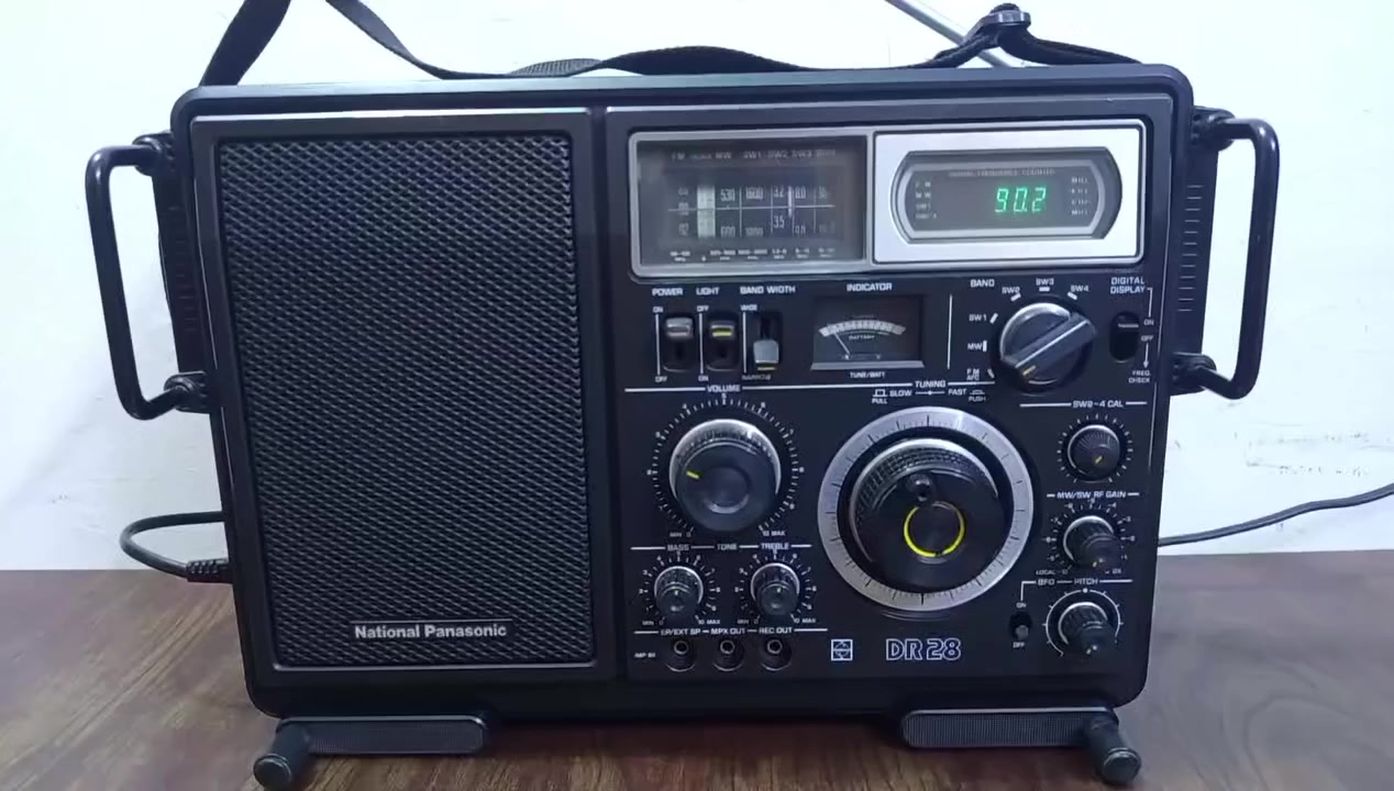 العملاق الياباني راديو ناشيونال الحجم الضخم ، قطعة نادرة ، فخر الصناعات اليابانية في اواخر السبعينات ، تتضمن أبرز ميزاته التقنية ما يلي:
نطاقات التردد: يدعم التقاط محطات الراديو عبر نطاقات FM و LW و MW و SW1-3. 
شاشة العرض: يتميز بشاشة عرض رقمية زرقاء/خضراء فلورية دقيقة تظهر التردد، بالإضافة إلى مؤشر تناظري تقليدي. 
الصوت: يحتوي على مكبر صوت مدمج بقطر 9 سم مع أدوات تحكم منفصلة في الترددات العالية (Treble) والمنخفضة (Bass) لجودة صوت ممتازة. 
الطاقة: يمكن تشغيله عبر التيار الكهربائي (110/220 فولت) أو باستخدام 6 بطاريات من نوع UM-1 (D-cell). 
التصميم: يتميز بهيكل متين مع مقابض جانبية للحماية، ويزن حوالي 3.6 كجم، مما يجعله جهاز استقبال شبه مكتبي. 
الجهاز على حطة الشركة والنظافة 100٪ ويتميز بسحب محطات عالية الجودة 
للاستفسار مراسلتي على الخاص "العنوان ـ بغداد "


**إذا كنت صاحب هذا الإعلان وتريد حذفه لأي سبب، رجاءا أرسل رسالة إلى الدعم الفني**