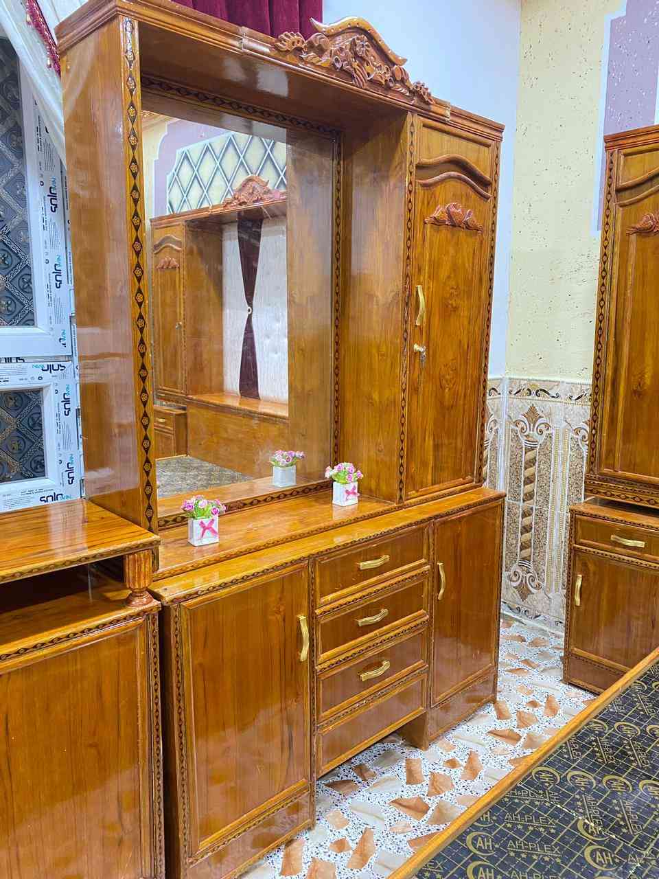 غرفه نوم خشب عراقي صاج داخل خارج بشرط النضافه ٩٠% مستعمل شي قليل
سعر  مليون و٢٥٠ الف وبي مجال قليل 
الرمانه ***********
