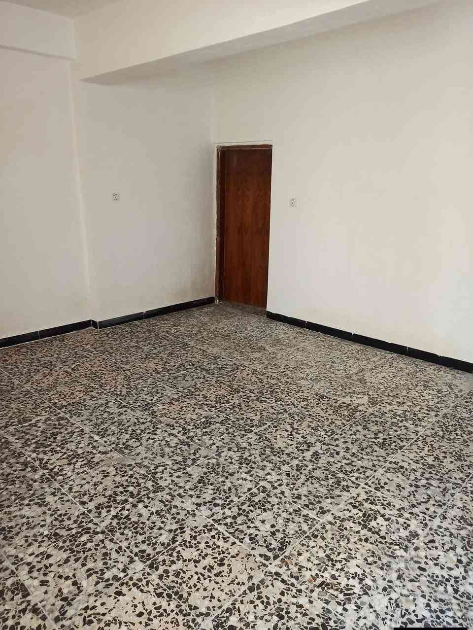 دار لبيع في مجمع بيتي الاول مساحة 200 متر طابقين اربع غرف نوم + استقبال+مطبخ+صحيات عدد ٣+كراج وحديقه مفتوح على شارع المجمعات 
مرفوع على المصرف العقاري تدفع 80 مليون والباقي 70 مليون شهريا 390
للاستفسار والتواصل
***********
***********
