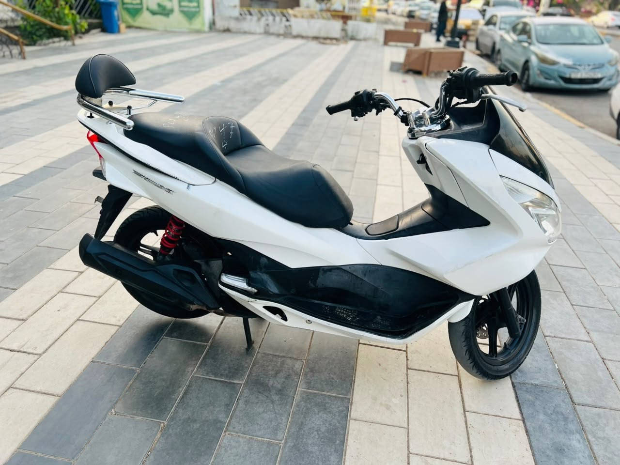 السلام عليكم دراجه PCX ياباني الجيل الثاني للبيع مكينه 150 حساس ازدحام  ياباني الاصلي دراجه مكفولة كفاله عامه مال جناي مكينه برغي ممفتوح بيه شلعه معدل فول ماشي 15 الف حقيقي السعر مليون 550 بيه مجال بسيط عنواني بغداد للاستفسار ***********
