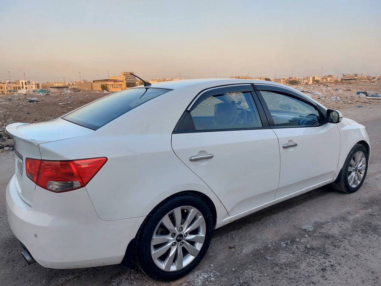 سيراتو 
السلام عليكم ورحمة الله وبركاته 
سيراتو خليجي 2012 فول مواصفات 
محرك 1600 دوش المرغوب 
كير AT المرغوب 6 نمر 
السيارة بأسمي تحويل ثاني يوم سنوية 2027 
رقم بغداد الجديد و هزة كاملة 
فتحة سقف 
اشاير بالمري 
المري شفط كهربائية 
حساسات خلفية 
ويل حجم 17 
تحكمات ستيرن جهتين 
شفتات بالستيرن
يدات نيكل 
شاشة أصلية ب 200 الف 
داش كام امامي خلفي اصلي ب 100 الف 
بصمات 2 شغالات جديدات
و وحده قديمة هم شغالة بس تتبرمج 
صدر امامي خلفي 80% 
كير و كهربائيات مكفولة  
باتري جديد 
فيت بم جديد 
تايرات أمامية جديدة 
ملاحظة : السيارة بيها بداية كازكيت 
الجاملغ الامامي الايسر مبدل بجديد اصلي
و السونار مرفق بي كل التفاصيل 
السيارة نصبتها تخبل و بالعافية على الياخذها 
السعر 108 بي مجال للطيبين 
سبب البيع اريد اشتري زيرو
مكاني بغداد البياع منطقة الري 
غير متواجد على الفيس 
رقم ***********
