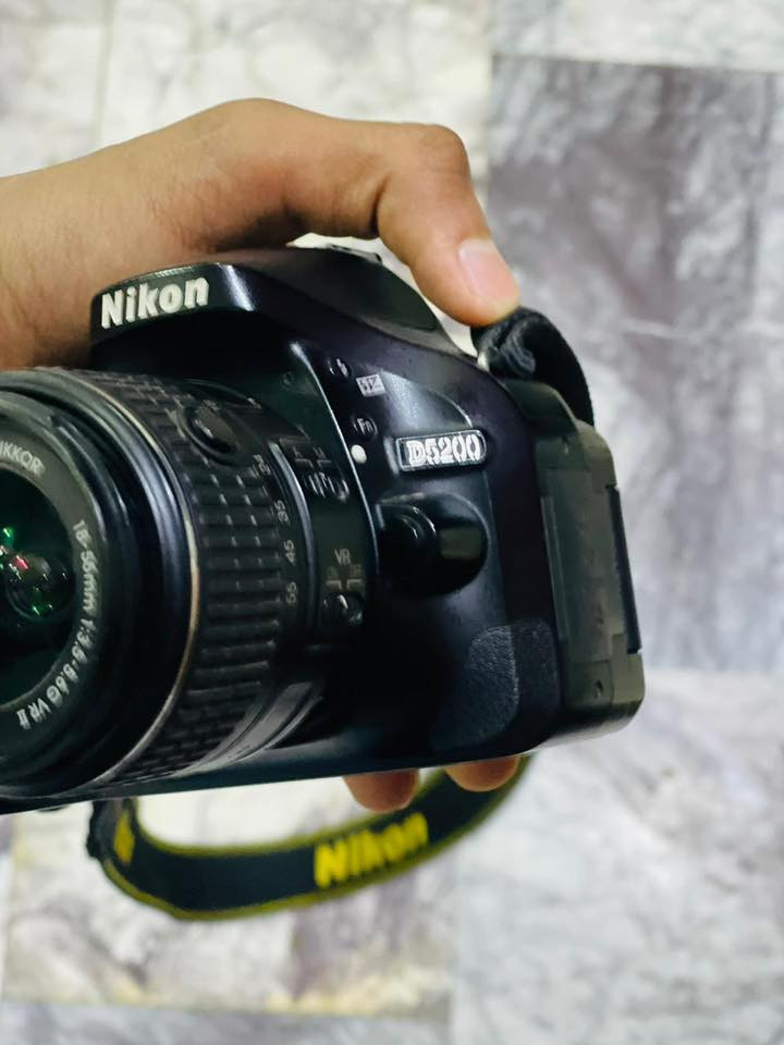 سلام عليكم
كامرة نيكون D5200 استعمال قليل 
السعر 350 بيها مجال قليل
*********** متوفر 24 ساعة
