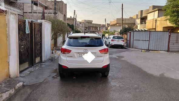 توسان 2012 خليجي محرك 2000 مال بيت ماشية ٨٧الف
سونار موجود 
ضررها طلقة تايهة ومصلحة حسبت اقل من شبر 
وشبر صبغ باب الصدر يم اليدة 
وبيهة ضربة خفيفة بالجاملغ اليمين عالبارد 
سيارة كير محرك خير من الله 
صدر خلفي أمامي خير من الله 
تايرات نظيفات  خير من الله 
بسمي تحويل بأي وقت اني حاضر 
رقمها بغداد جديد ...مكان السيارة  بحي العامل 
وهذا رقم الواتساب 
*********** 
السعر 143 وبيها مجال قليل حك جيتك 
وشايف خير عالتصير من نصيبة
