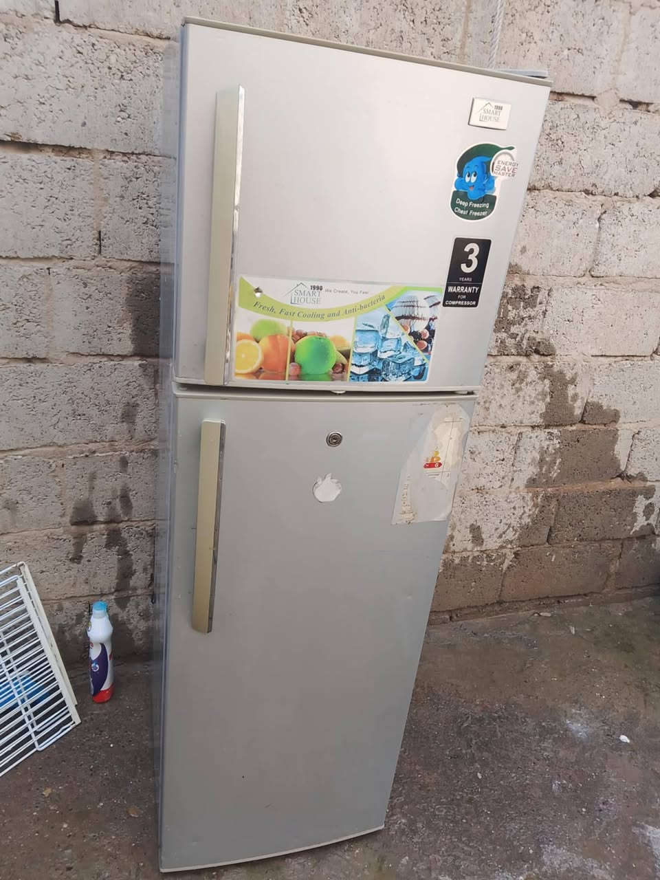 السلام عليكم ورحمة الله وبركاته 
ثلاجة للبيع نضافه100/70
تجميع زين مابيها اي عطل السعر65 وبيها مجال ***********
