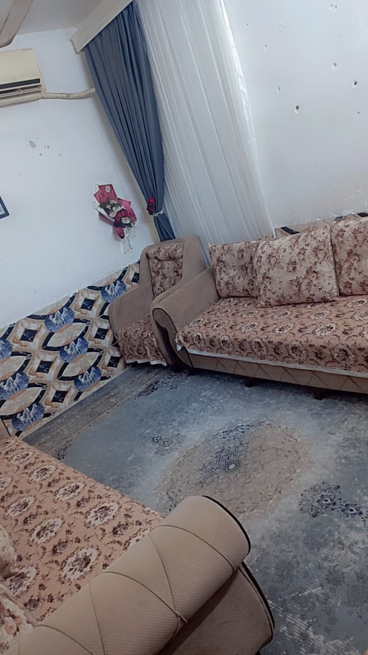 دار الحر حي النور خلف مركر شرطة الحر يبعد عن مرقد الحر 100 متر المساحه 50 متر سند 25 عبارة عن غرفة نوم وصالة ومطبخ وحمام ومرافق صحية وغرفة نوم وحمام فوقاني خدمات كامله ماء ومجاري وكهرباء يرتفع عن الشارع اكثر من 80 سنتمتر البناء بحالةرجيده جدا  … السعر 42 مليون دينار  
***********
***********
