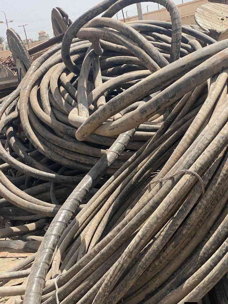 سلام عليكم اشتري انواع السكراب كميه كبيره سبالت مكيفات كبلات فافون حديد سكراب  بنواعه ***********
