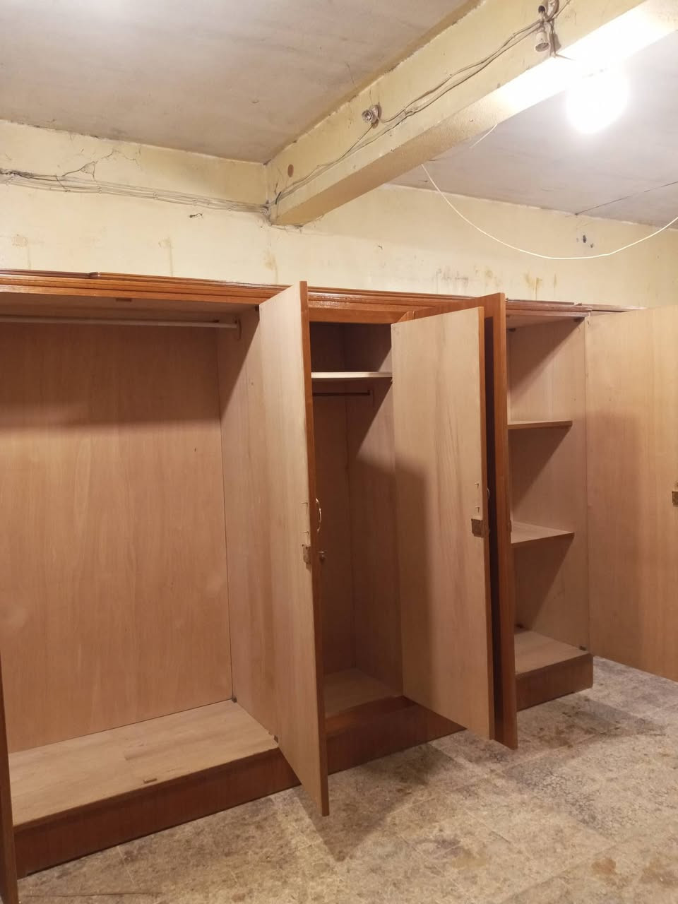 كنتور 5 باب صاج اصلي شغل ثقيل نضيف حيل شرط النضافه العنوان حي الحدباء خلف مرطبات البحرين ت***********
