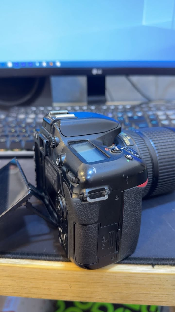 نيكون D7500
الكاميرا نظيفه بنسبة 90% 
عدسة 18-140 VR
كلش محافظ عليها 
فيديو وصورة كلش تخبل والمستخدمها يعرفها شنو هيه
تصور 4K
الشتر مالتها 34379
ما بيها اي عطل شغاله وكامله 
وياها 3 بطاريات 
وياها شاحنتين
للتواصل 
***********
