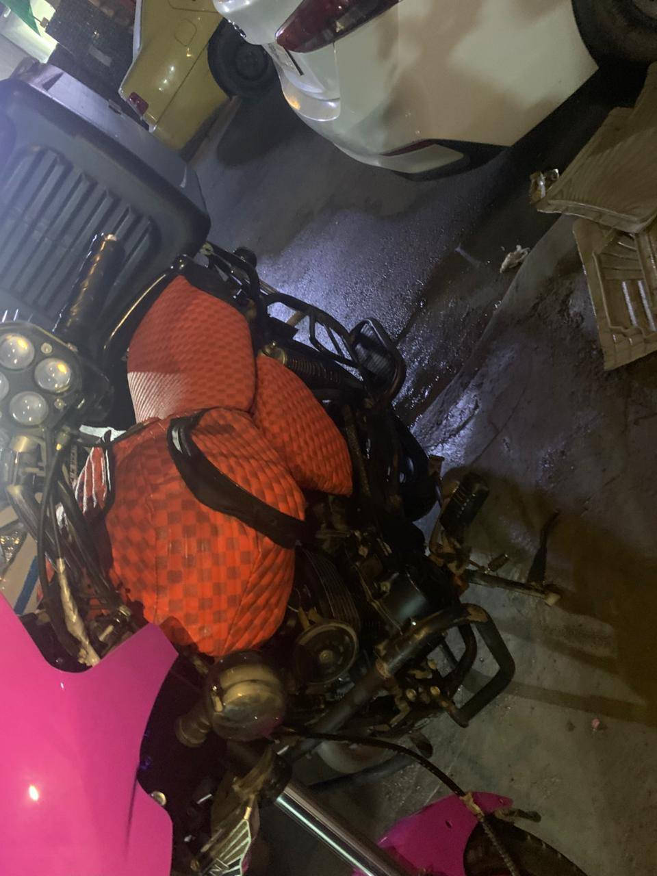 سلام عليكم دايون نفخ كلاسك لون وردي مميز مديل ٢٢ نهايت السنه يعني ٢٣ اوراق اصولييي يعني بوجهك ترقم دراجه كلش حلوه عليه هواي اضافات مثل بلوجكترات + زنون + بك لايت فدرالي + اشاير بيهن سكن وأشاره + زنجيل ربل اصلي ياباني 
الدراجه كلش حلوه معايزه شي ابد 
(ملاحضه) الدراجه بيه لاستيك ولف الصبح من اشغل تطلع دخان ابيض خفيف من تحمه تكطع علمآ لا تنقص ولا تنضح ولا تبخر من تحمه 
عنواني بغداد الامين السعر (مليون و٣٠٠) وبيه مجال من تجي ماخيبك الهاتف *********** 
اسف عل الأطاله
