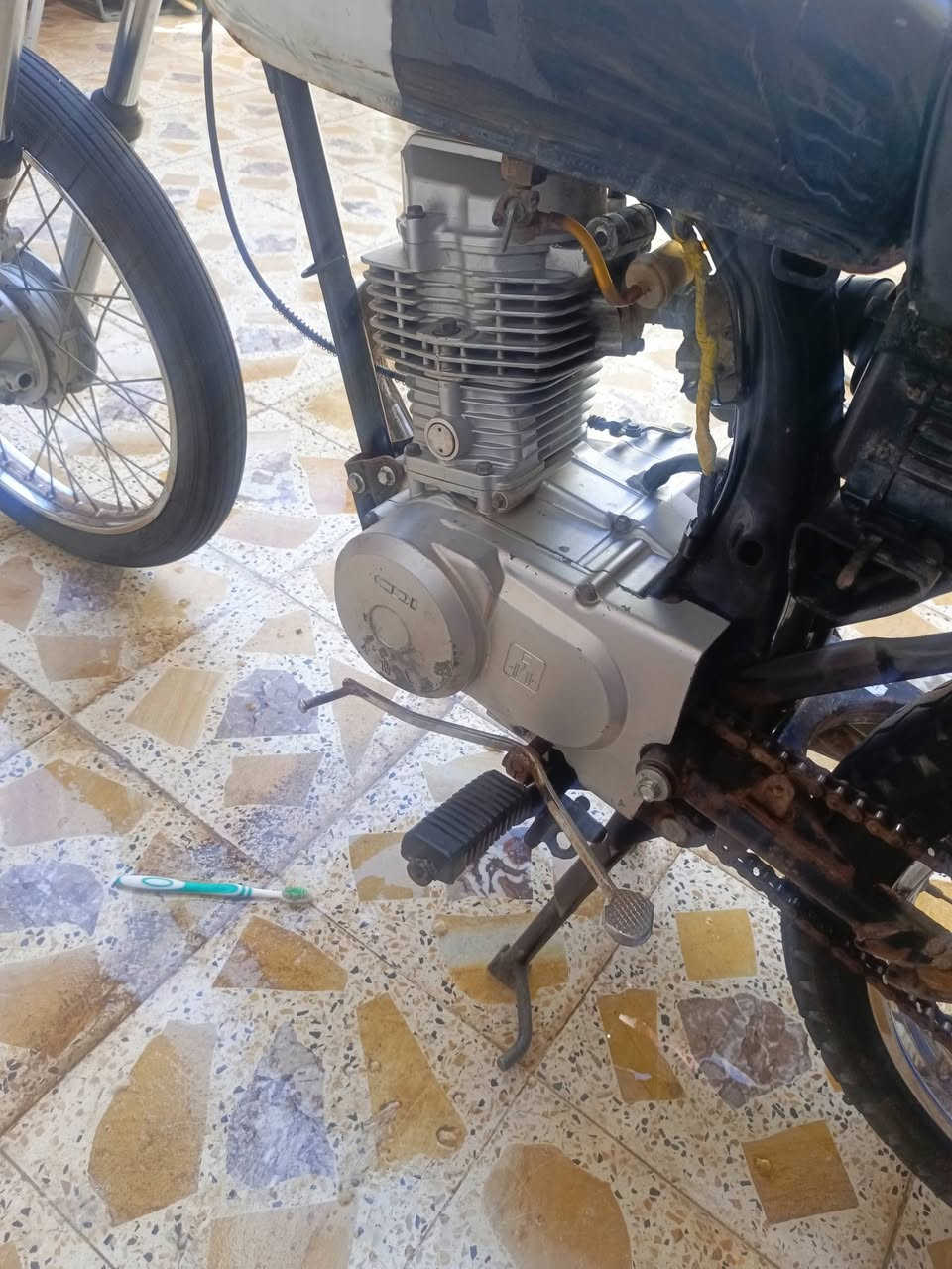 دراجه للبيع بدون وراق نضيفه شاصي نامه اصلي بعده بلجيس لا لحيم ولاشي مكينه نامه اصلي مبدل بيه ولفات مكينه ناعمه سعره 425بيه مجال لشراي يتصل ويدلل ***********مكاني لعماره
