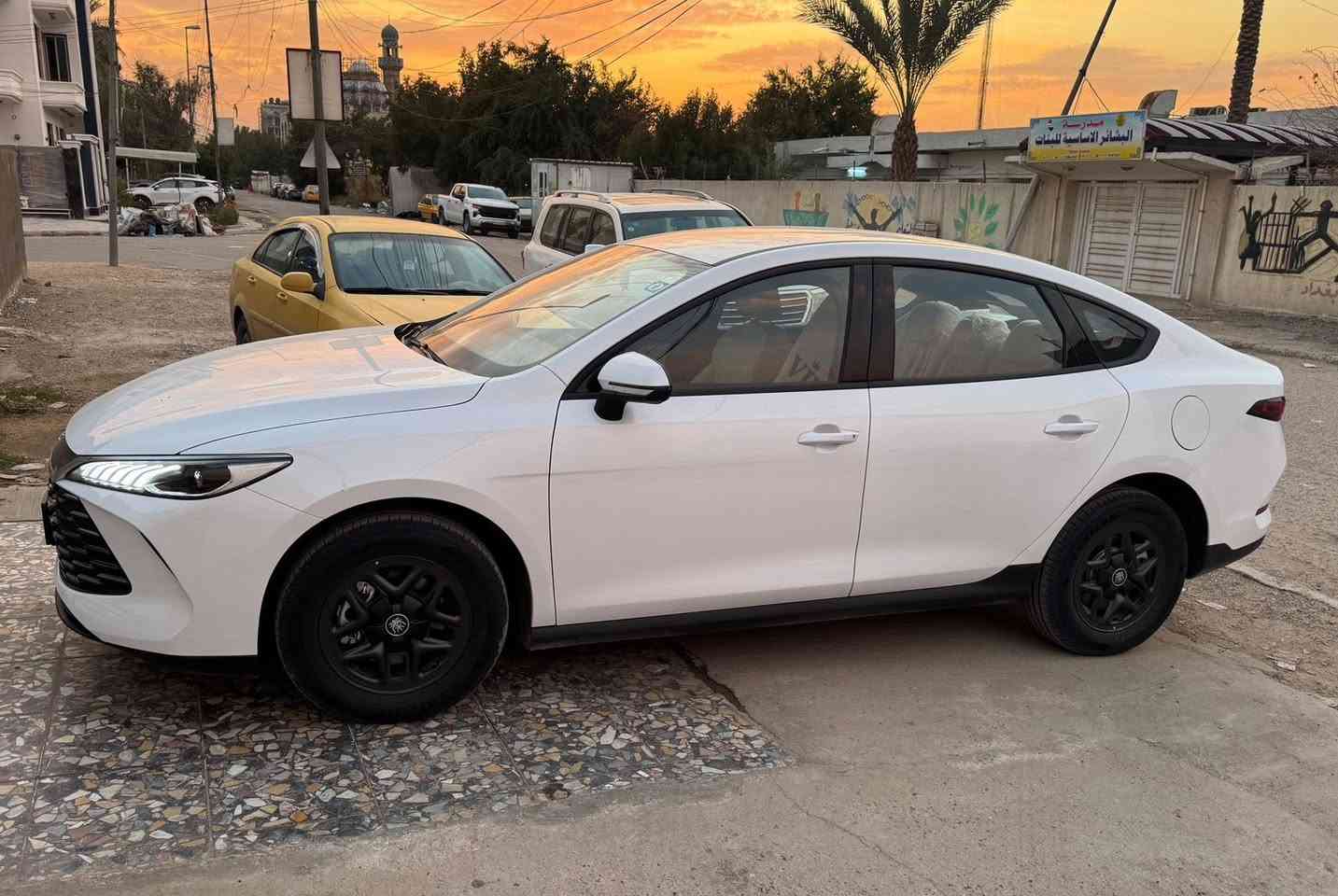 السلام عليكم 
Byd جن بلاص 
زيرو السياره ماشيه خمسه  الف فقط
سياره مكفوله  
داخل ابيض حوضيات  وشاحنه  ومبدل دهن جديد  
كامله مكمله السياره 
السعر 18600 وبيه مجال قليل 
مكاني بغداد شارع فلسطين 
***********
