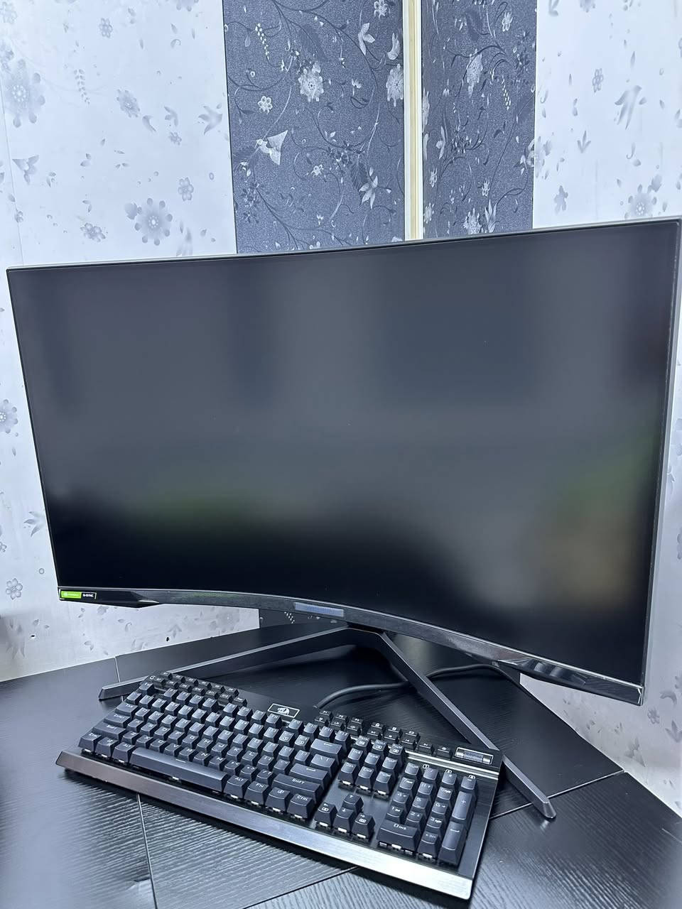 للبيع: Samsung Odyssey G7 32" QLED Curved Gaming Monitor

الحالة: مستعملة نظيفة -
الموديل: C32G75TQSM

المواصفات الأساسية:
نوع الشاشة: 32 بوصة QLED Curved
الانحناء: 1000R منحني جداً للانغماس
الدقة: WQHD 2560 x 1440
معدل التحديث: 240Hz
زمن الاستجابة: 1ms MPRT
نوع اللوحة: VA QLED
التباين: 2500:1
السطوع: 600 nits - يدعم HDR600
الألوان: 125% sRGB, 95% DCI-P3
التزامن: NVIDIA G-Sync Compatible + AMD FreeSync Premium Pro
المنافذ: 1x DisplayPort 1.4, 2x HDMI 2.0, 2x USB 3.0, سماعة 3.5mm
الإضاءة: Core Lighting خلفية مع RGB
الحامل: قابل لتعديل الارتفاع والميل والدوران

ليش تشتريها؟
240Hz + 1ms: مثالية للألعاب التنافسية، حركة سلسة بدون تقطيع.
QLED + HDR600: ألوان مشبعة، تباين عالي، أسود عميق.
انحناء 1000R: يلف عليك ويعطي تجربة غامرة بالألعاب والأفلام.
تصميم قوي: تبريد ممتاز، إضاءة خلفية Core Lighting، شكل احترافي.

السعر: 500 الف 

المكان: البصرة 
للتواصل: خاص 
بدون كارتون


**إذا كنت صاحب هذا الإعلان وتريد حذفه لأي سبب، رجاءا أرسل رسالة إلى الدعم الفني**
