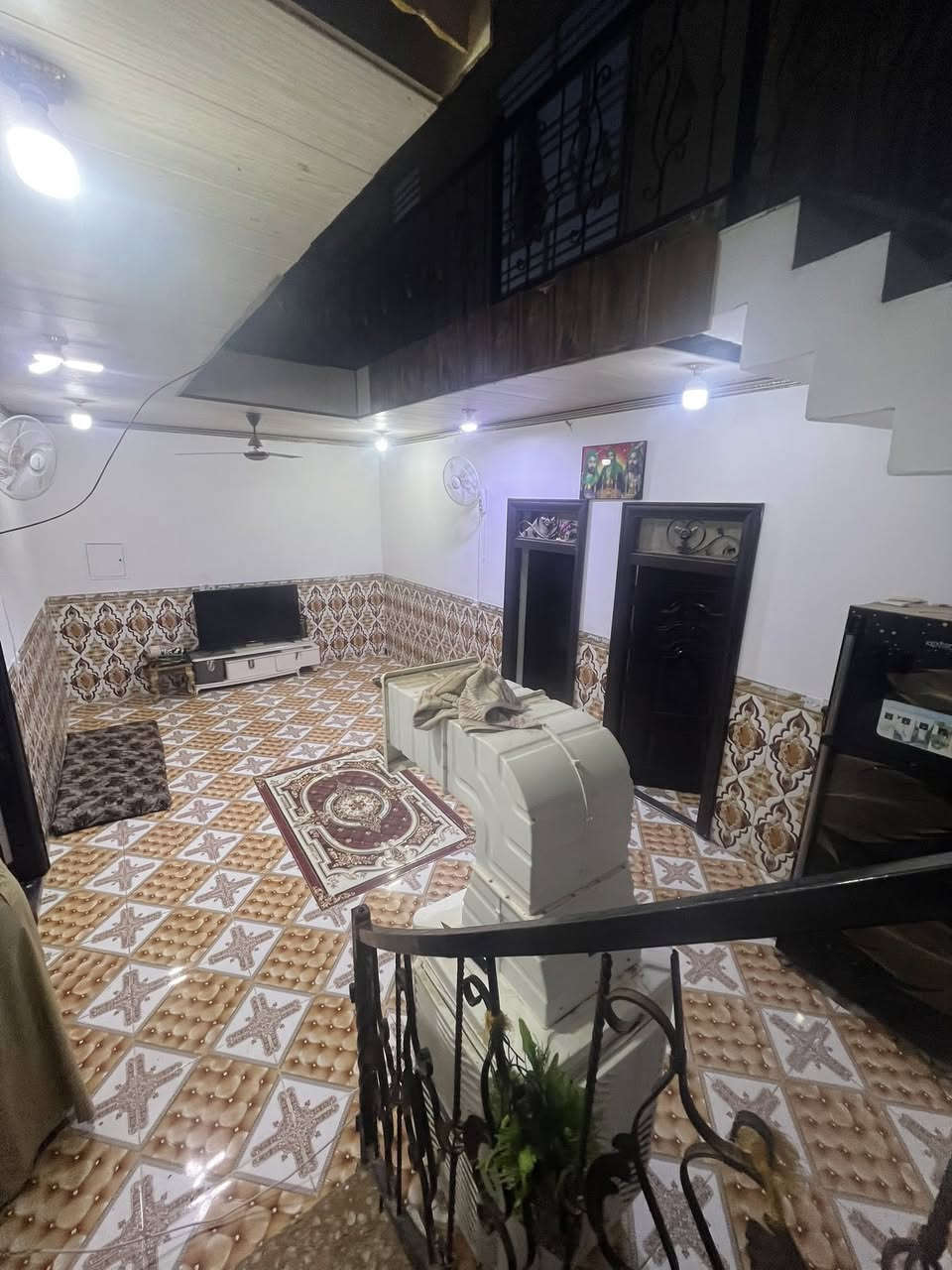 بيت شوخيرات ٢٠٠ متر بناء جديد حديث 

قاطين دبل فاليوم غرفتين جوه صاله مطبخ ستقبال 

كراج سياره جبير ونفس الجوه فوك هم غرفتين صاله 

صحيات طابو صرف وجه ع ساحه قريب ع اسواق ام 

البنين *********** تصوير وجه البيت ومقطع فيدو 

كامل خاص
