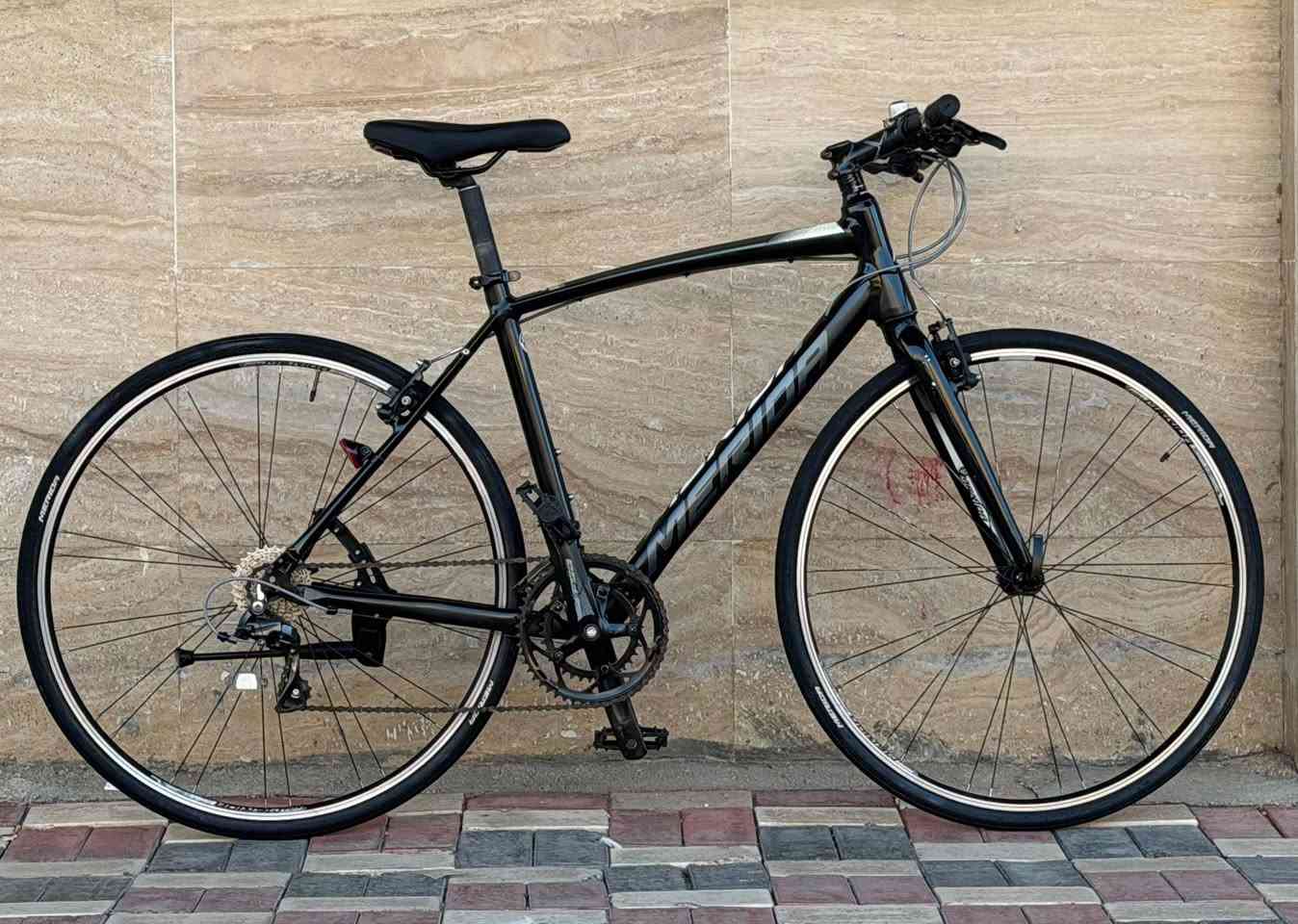 السلام عليكم ورحمة الله وبركاته 🌹
🚲 دراجة هوائية للبيع
⭐ ماركة ميريدا العالمية (MERIDA)
🔹 الهيكل: ألمنيوم خفيف الوزن #وايرات دفن 
🔹 الحجم: 28
🔹 ارتفاع الفريم: 50
🔹 وزن خفيف جداً
🔹 سيت كلارس أصلي
🔹 بريكات تيكترو (Tektro) أصلية
🔹 مقعد طبي اصلي 
🔹 الدراجة وضع شركة وخالية من أي عيب
🔹 جميع القطع ختم واحد
🔹 النظافة: 95% ✅
📍 العنوان: كربلاء - طويريج
🚚 تتوفر خدمة توصيل إلى جميع محافظات العراق
📩 للاستفسار: خاص أو على الرقم
📞 ***********
