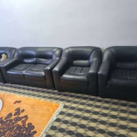 تخم نضيف جدا جلد لون اسود 5 مقعد مثل ماموضح بالصور يصير مكتبي او دكتور...